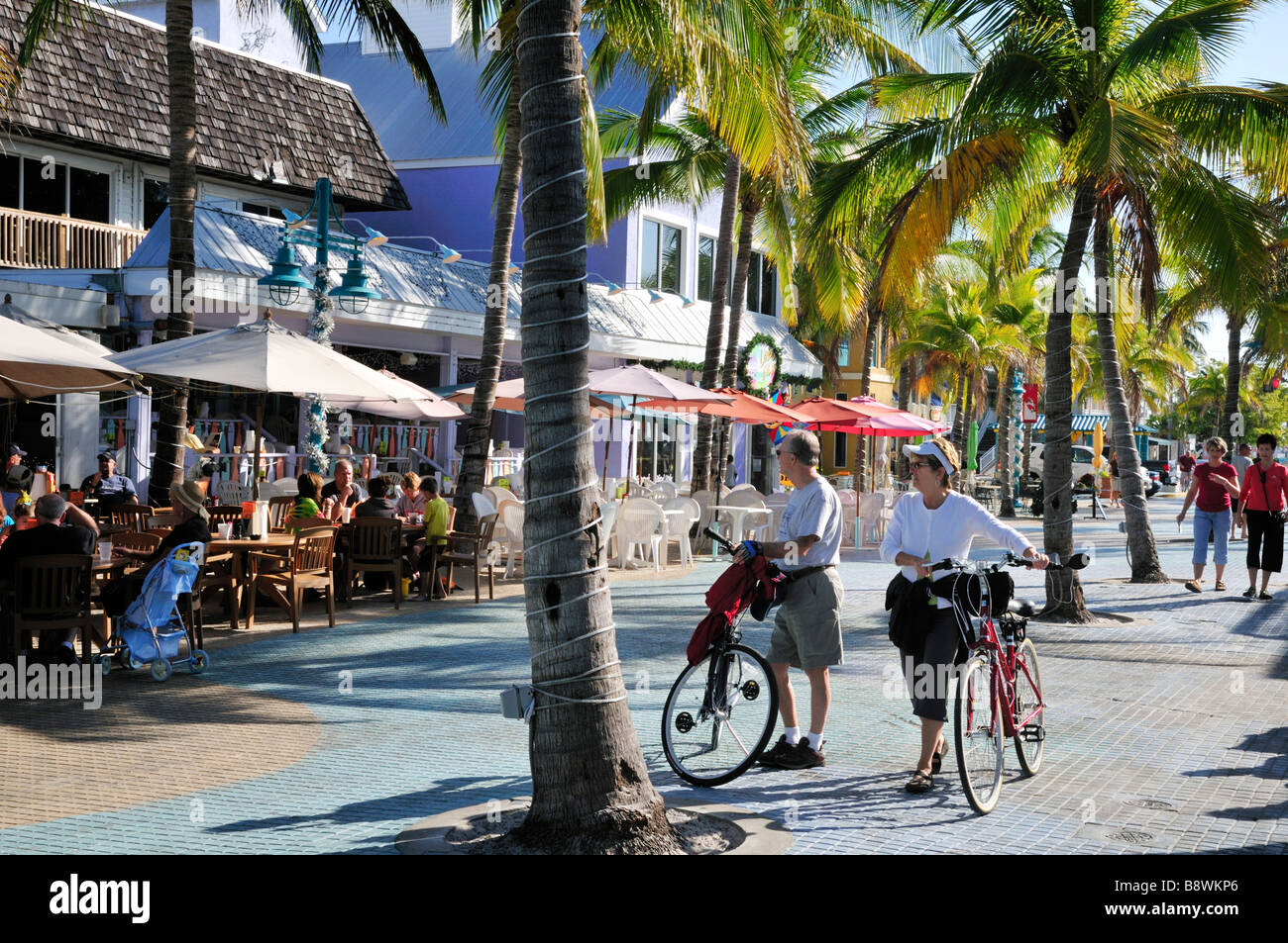 Radfahrer und Spaziergänger in der Times Square Gegend von Fort Myers Beach Stockfoto
