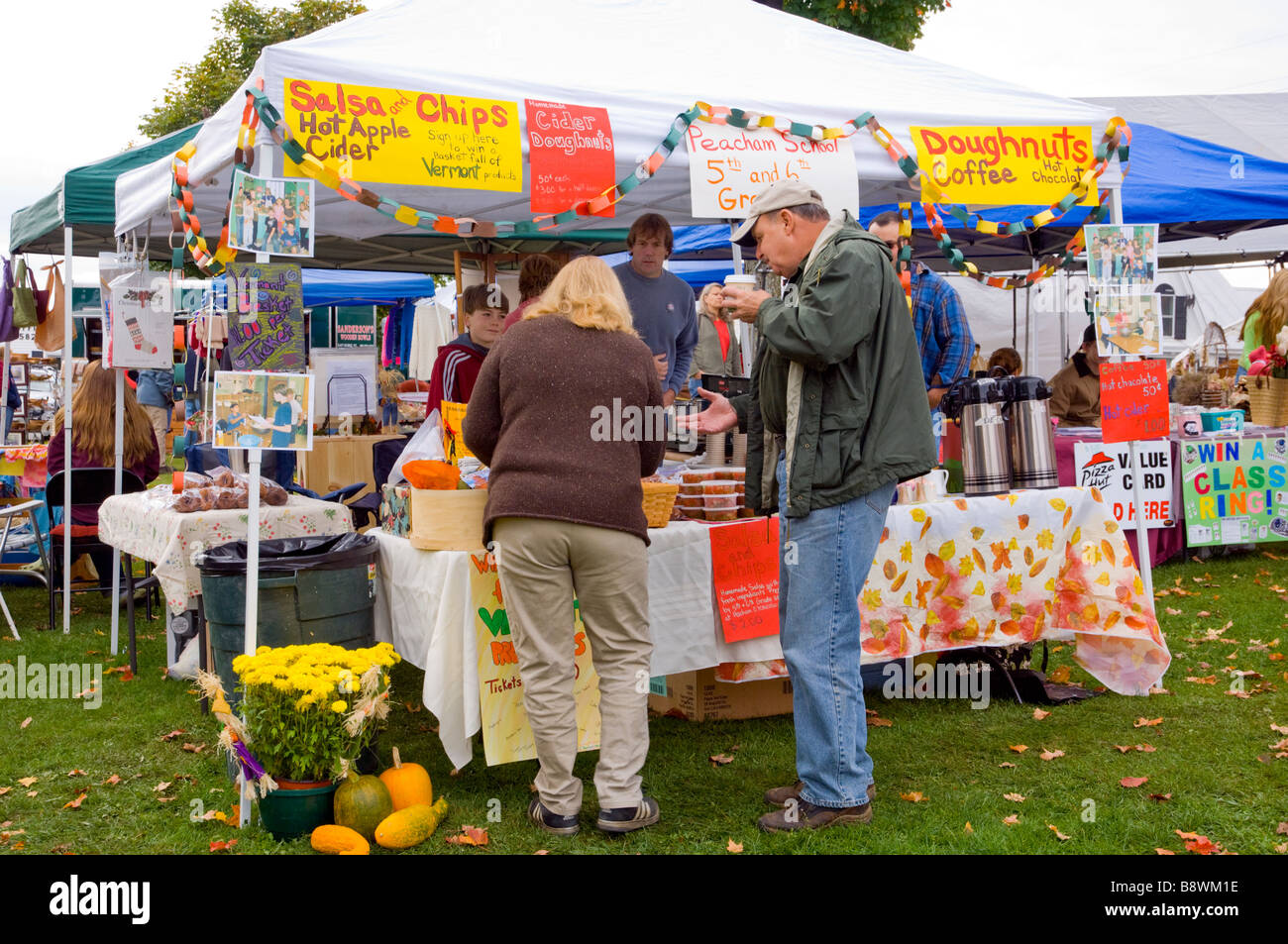 Essen-Kioske an einem herbstlichen Flohmarkt in Danville Vermont USA Stockfoto