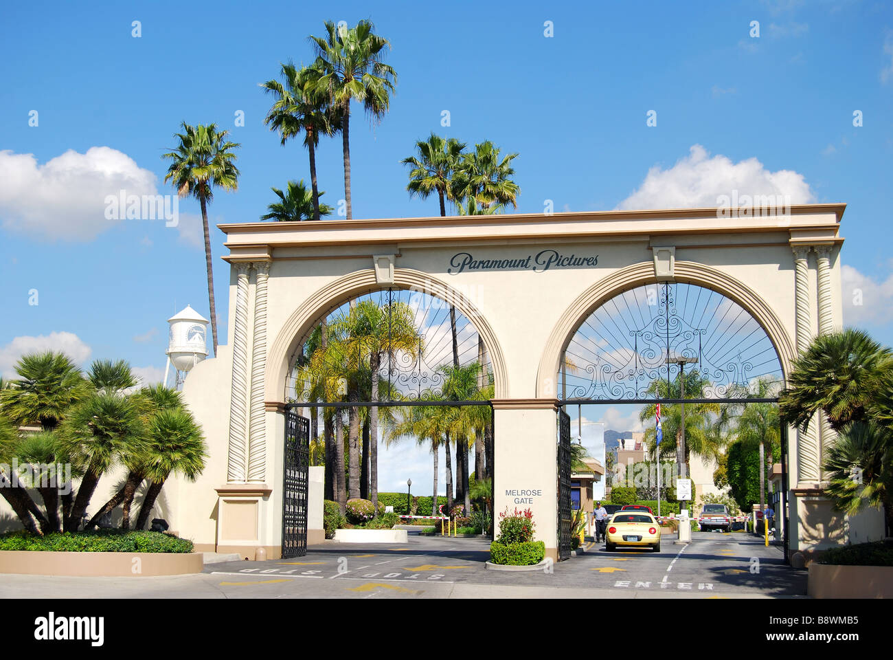 Eingang zu Paramount Studios, Melrose Avenue, Hollywood, Los Angeles, California, Vereinigte Staaten von Amerika Stockfoto