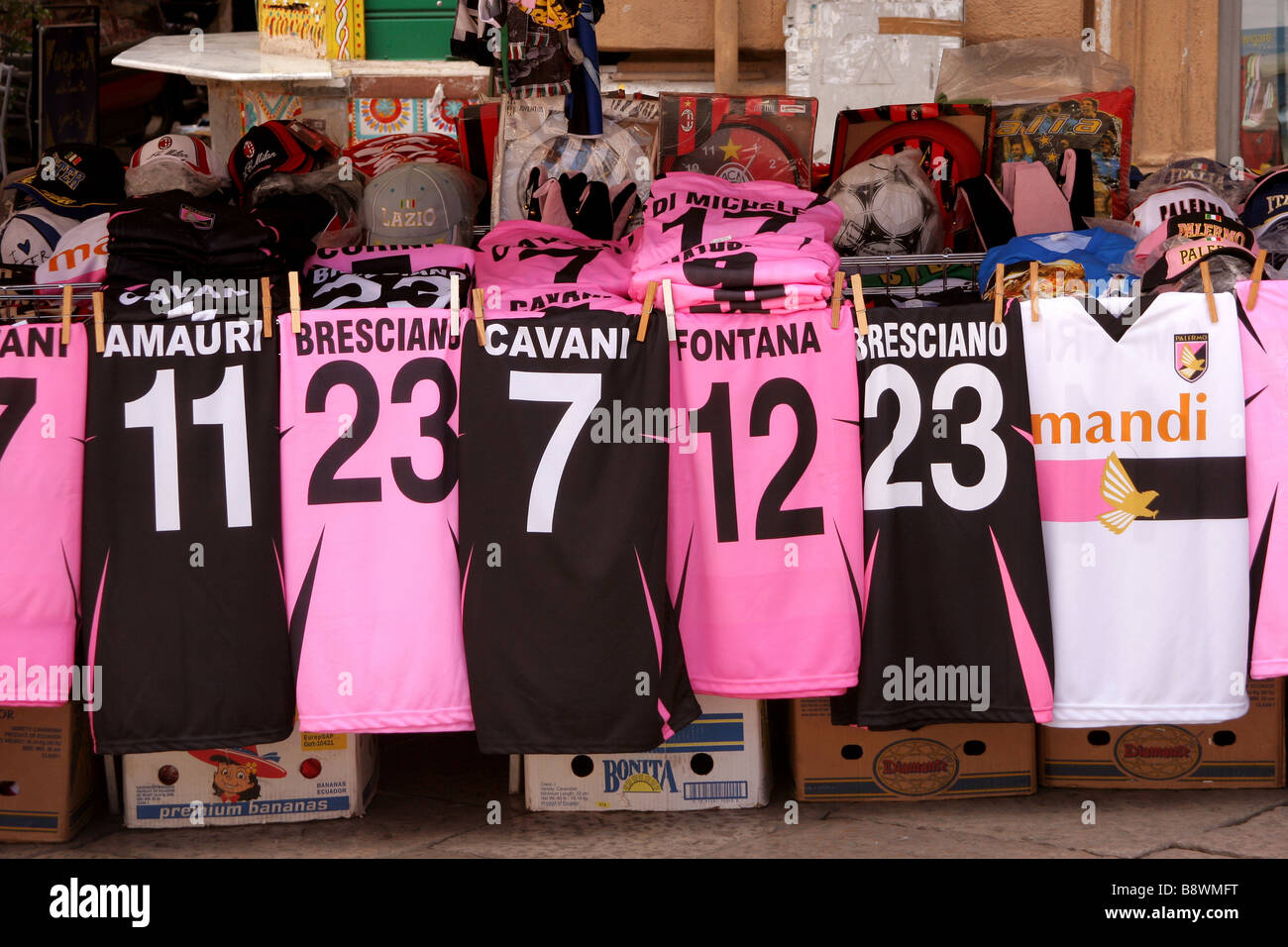 Palermo-Fußball Trikots auf einem Markt in Sizilien Stockfotografie - Alamy