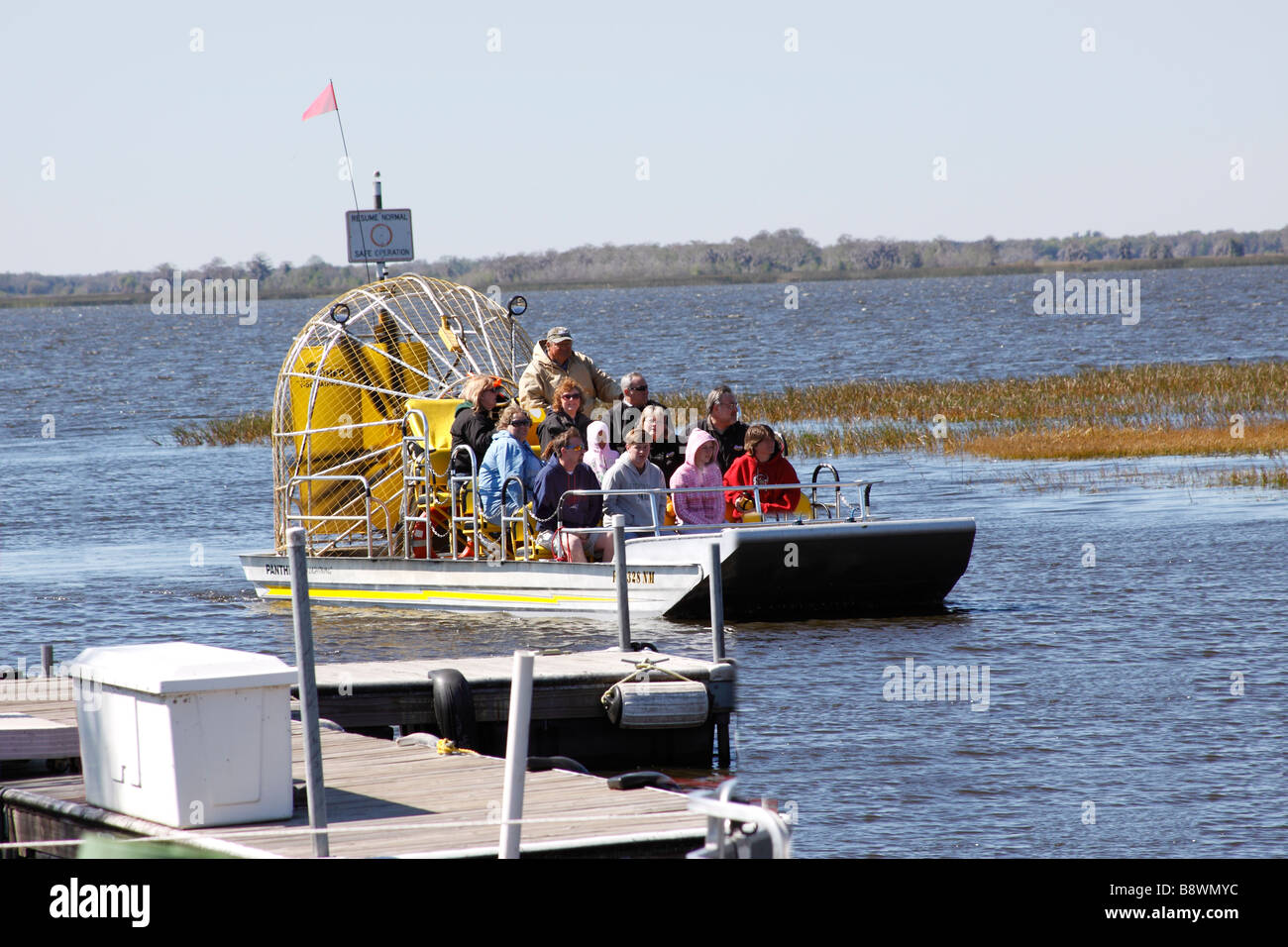 Touristen, die Rückkehr von Swamp Buggy-Fahrt auf Fanboat, Cypress Lake, Florida, USA Stockfoto