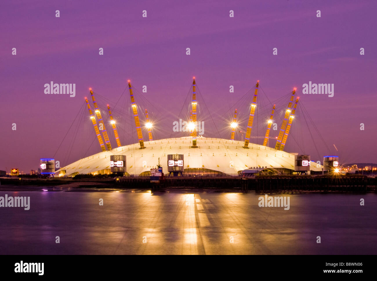 Millenium O2 Dome auf Themse bei Nacht, London, England, UK Stockfoto