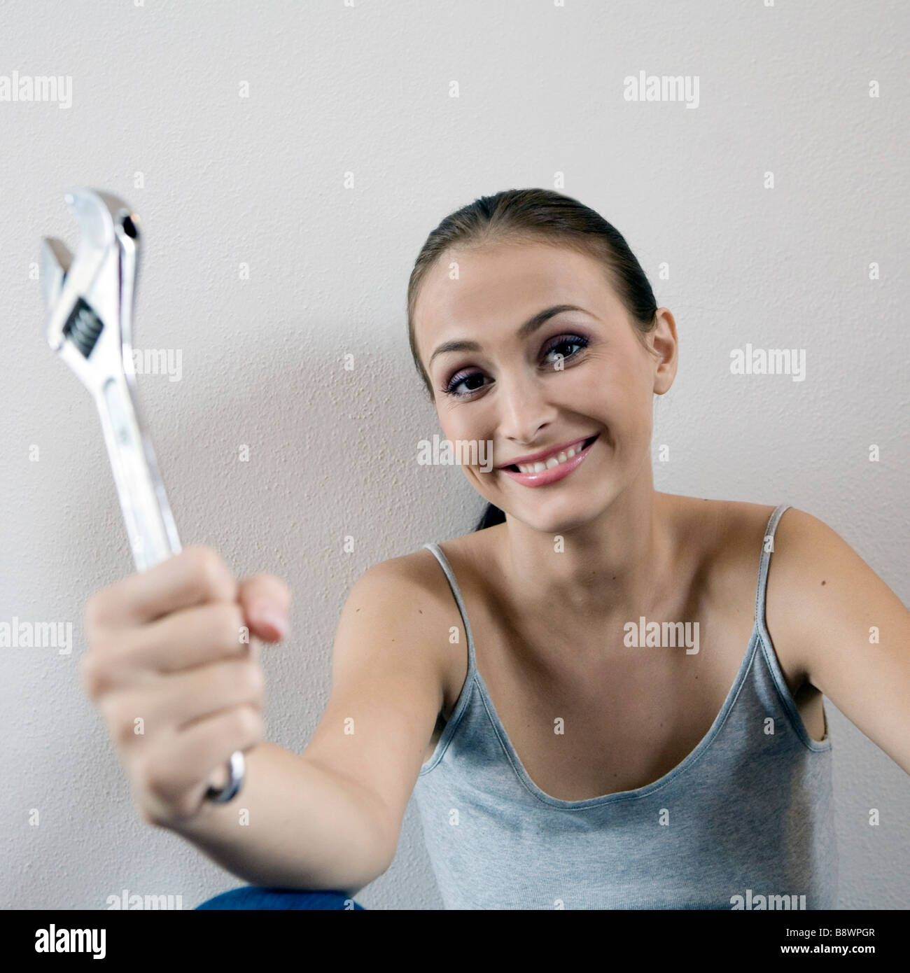 Frau mit Schraubenschlüssel Stockfoto