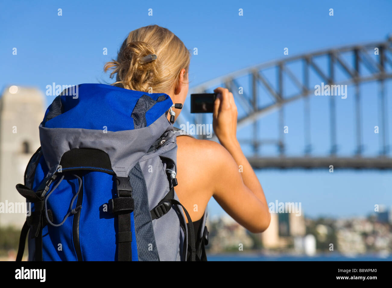 Eine Backpacker fotografiert die Sydney Harbour Bridge.  Sydney, New South Wales, Australien. Stockfoto