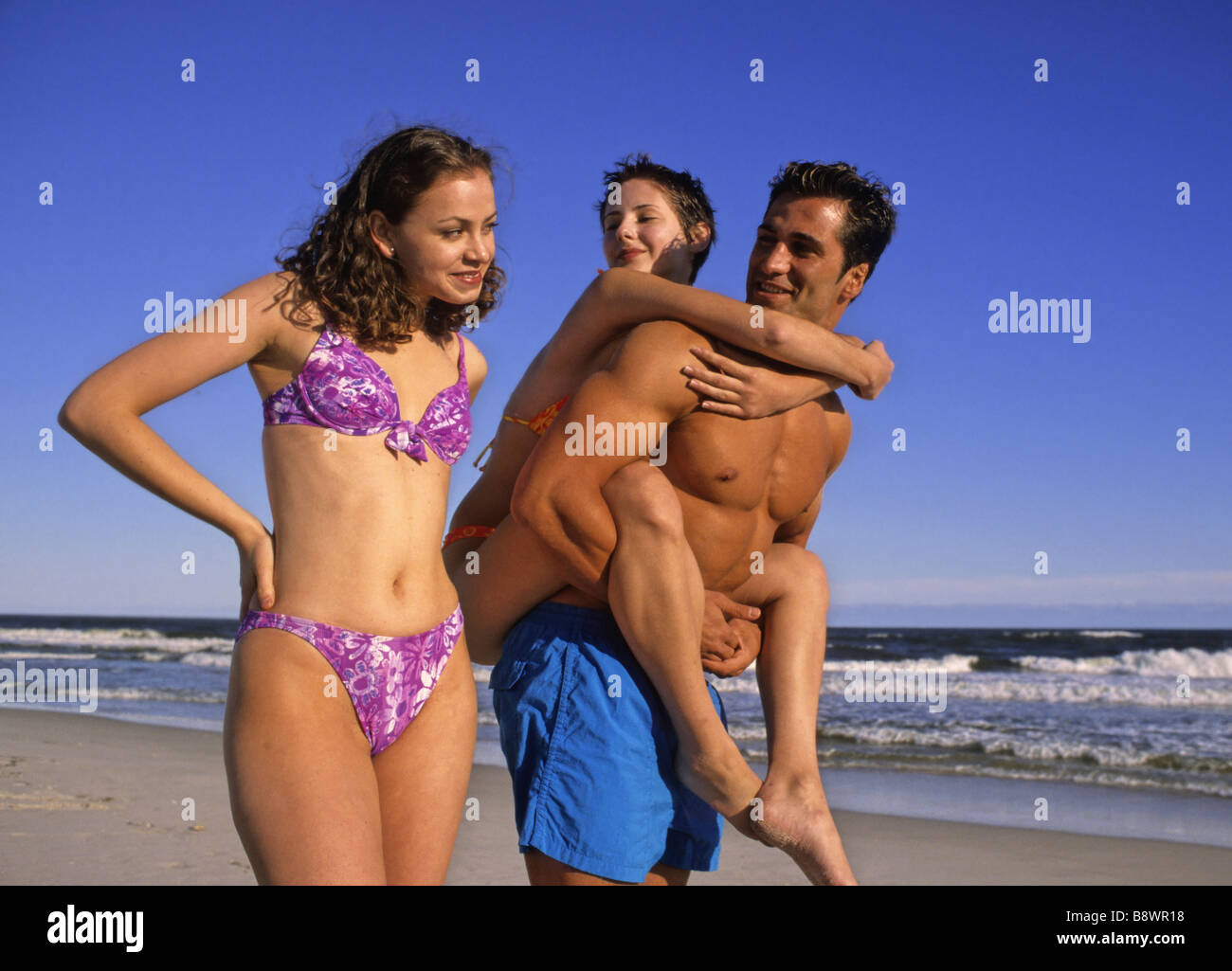 Junge Männer und Frauen flirten Stockfoto