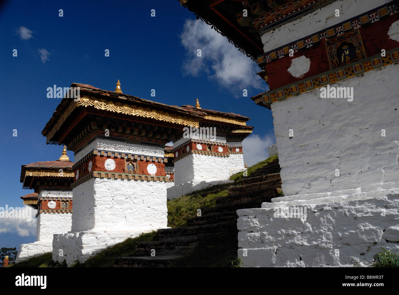 Einige von den 108 Chörten am Dochu La, einen hohen Pass (3140m) zwischen Thimpu und Wangdue. Stockfoto