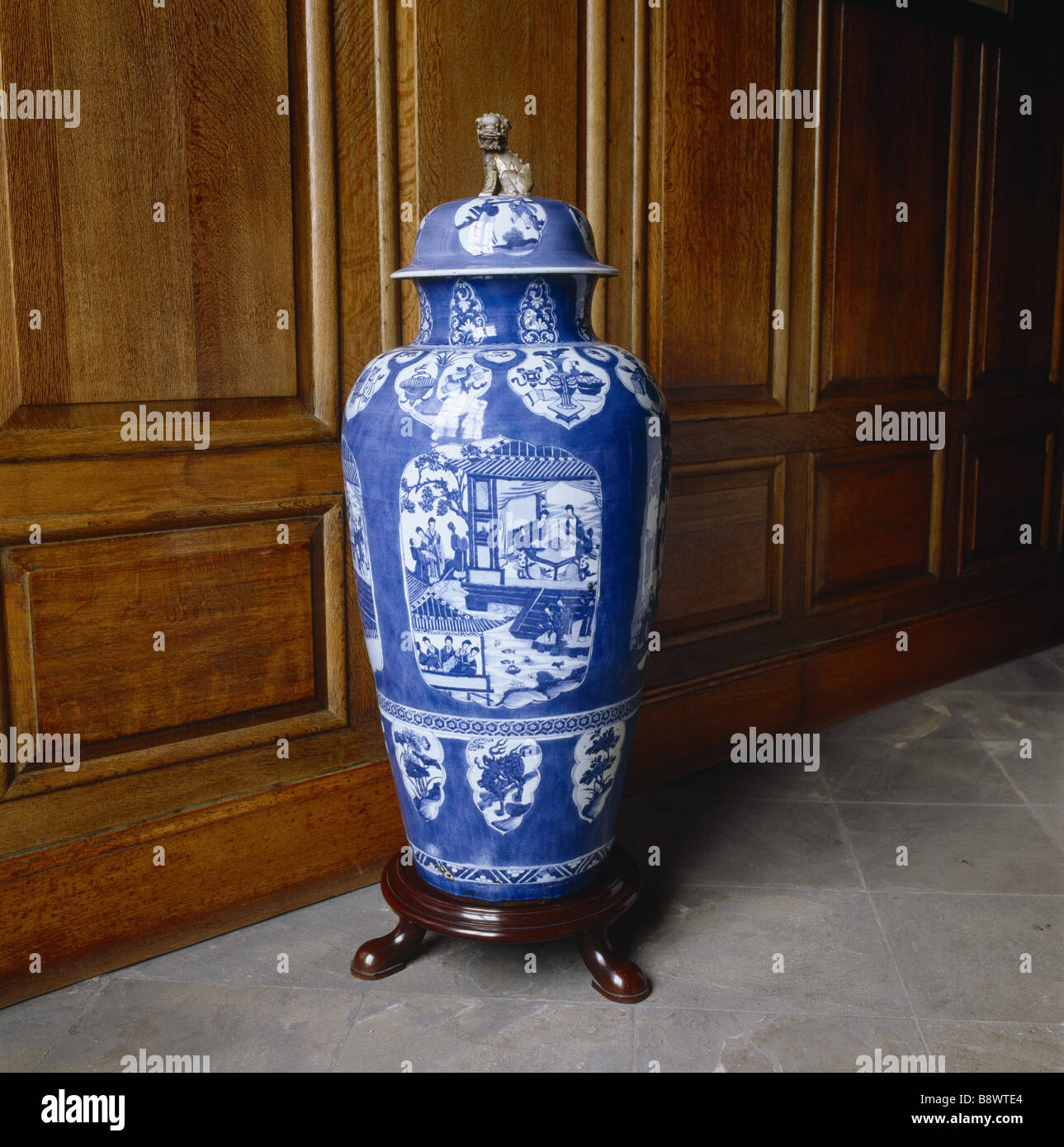 Eine chinesische Kangxi Periode Vase C 1662 1723 bei Dunham Massey als ist die meisten von China in der Aula Stockfoto