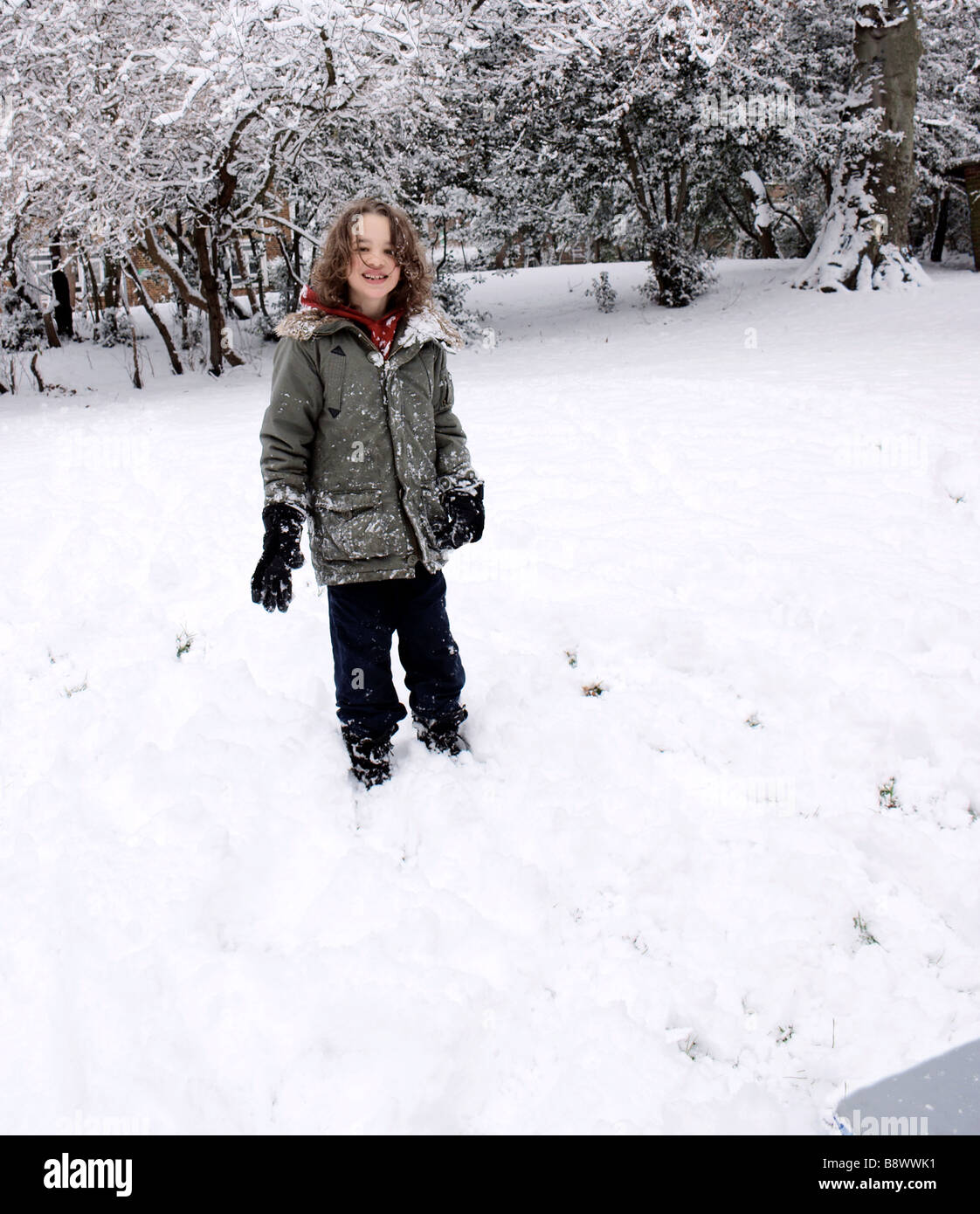 Glückliche sieben - Jahr - alten Jungen auf verschneiten Hügel auf eine seltene, sehr verschneiten Februartag in Islington, London UK Stockfoto