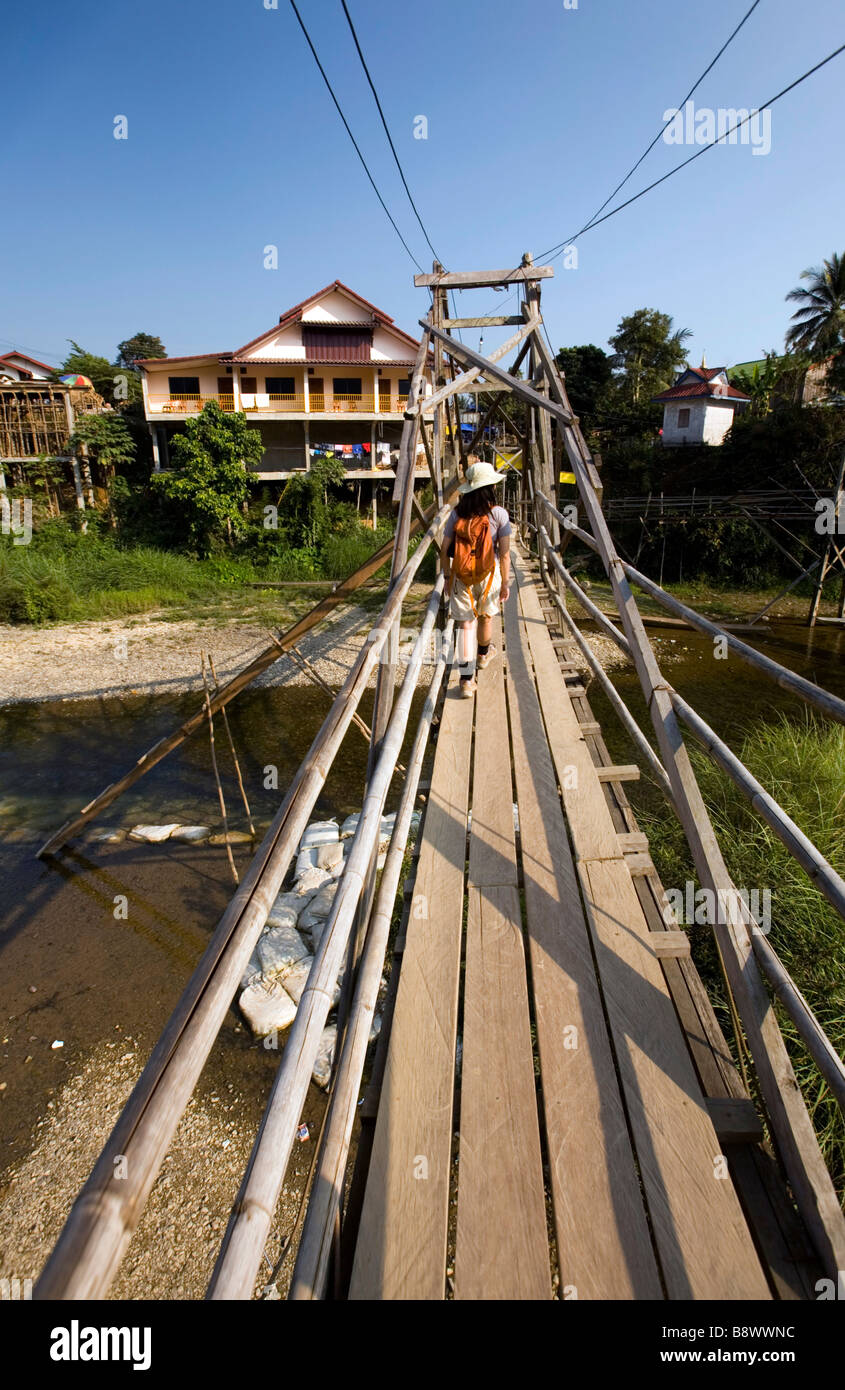 Laos, Provinz Vientiane, Vang Vieng, Nam Song River, Brücke, Frau. Stockfoto