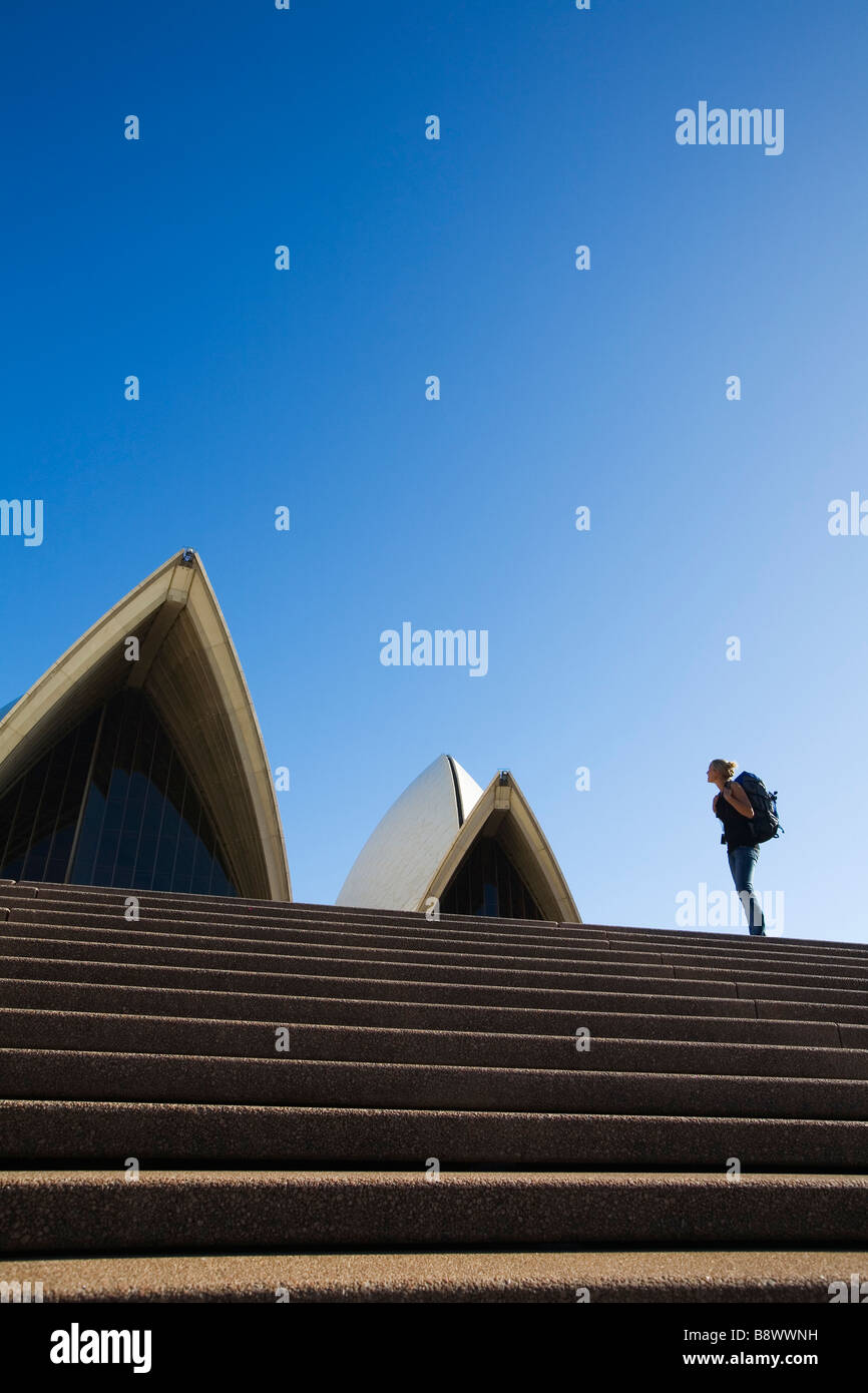 Ein Backpacker auf den Stufen des Opernhauses in Sydney, New South Wales, Australien. Stockfoto