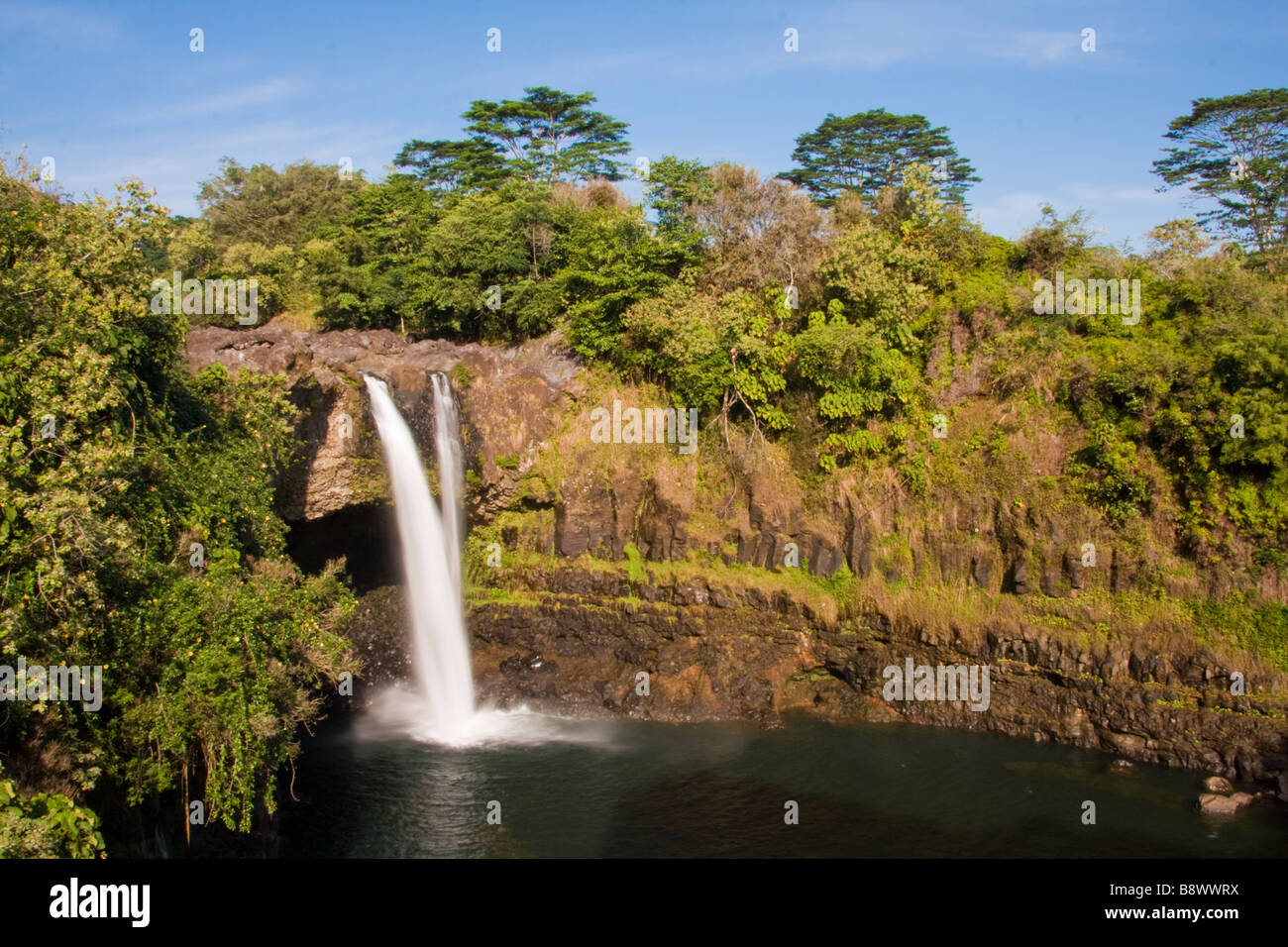 Regenbogen fällt auf Wailuku River - Hilo, Big Island, Hawaii, USA. Stockfoto