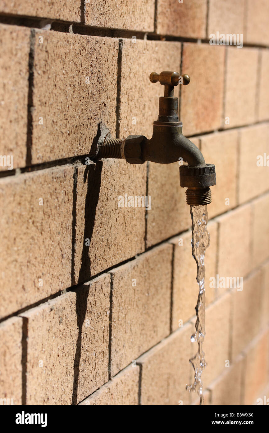 Wasser fließt aus einem Wasserhahn Stockfoto