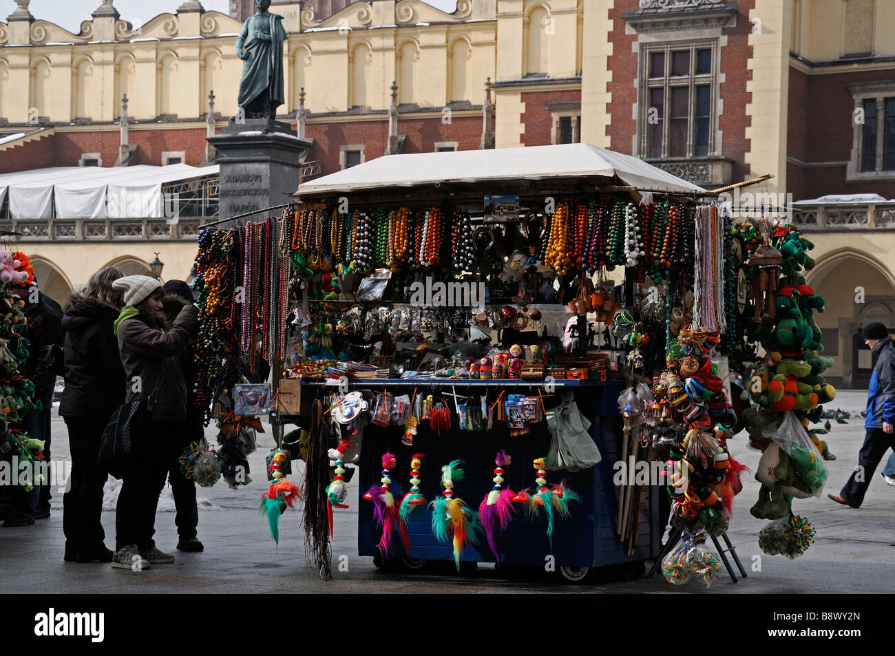 Stall verkaufen Souvenirs an Touristen außerhalb Sankt Marien Basilika Marktplatz Rynek Krakowski Krakau Polen Stockfoto