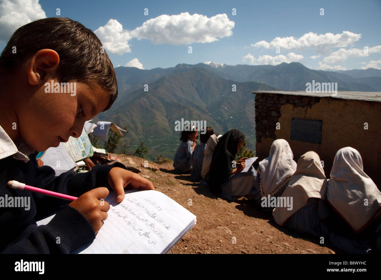 Unterricht in der Grundschule in die Berge rund um Muzzafarabad in Azad Jammu und Kaschmir in Pakistan Stockfoto