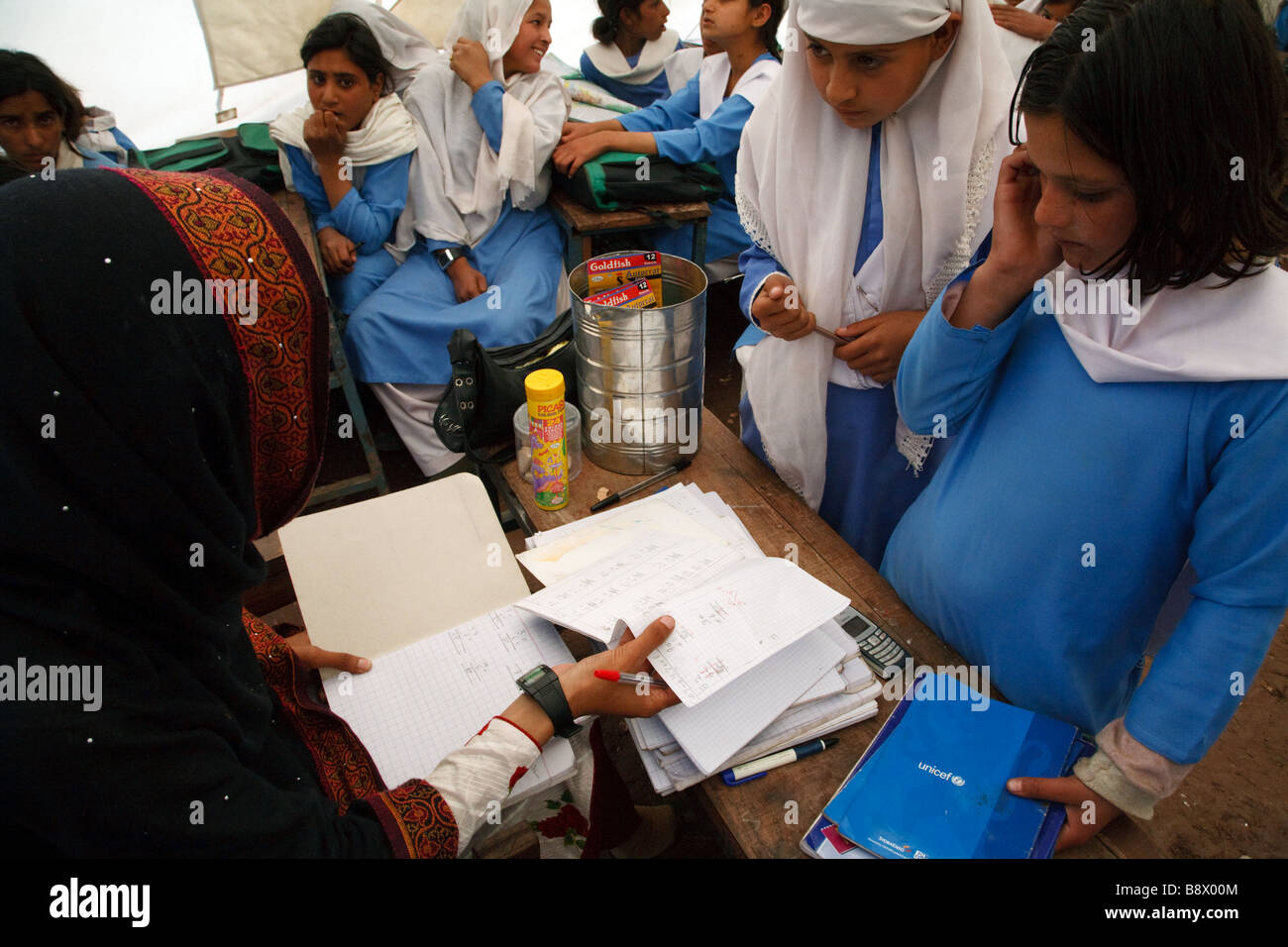 Unterricht in der Grundschule in Bergen in der Nähe von Muzzafarabad in Azad Jammu und Kaschmir in Pakistan unterstützt durch internationale NGO Stockfoto