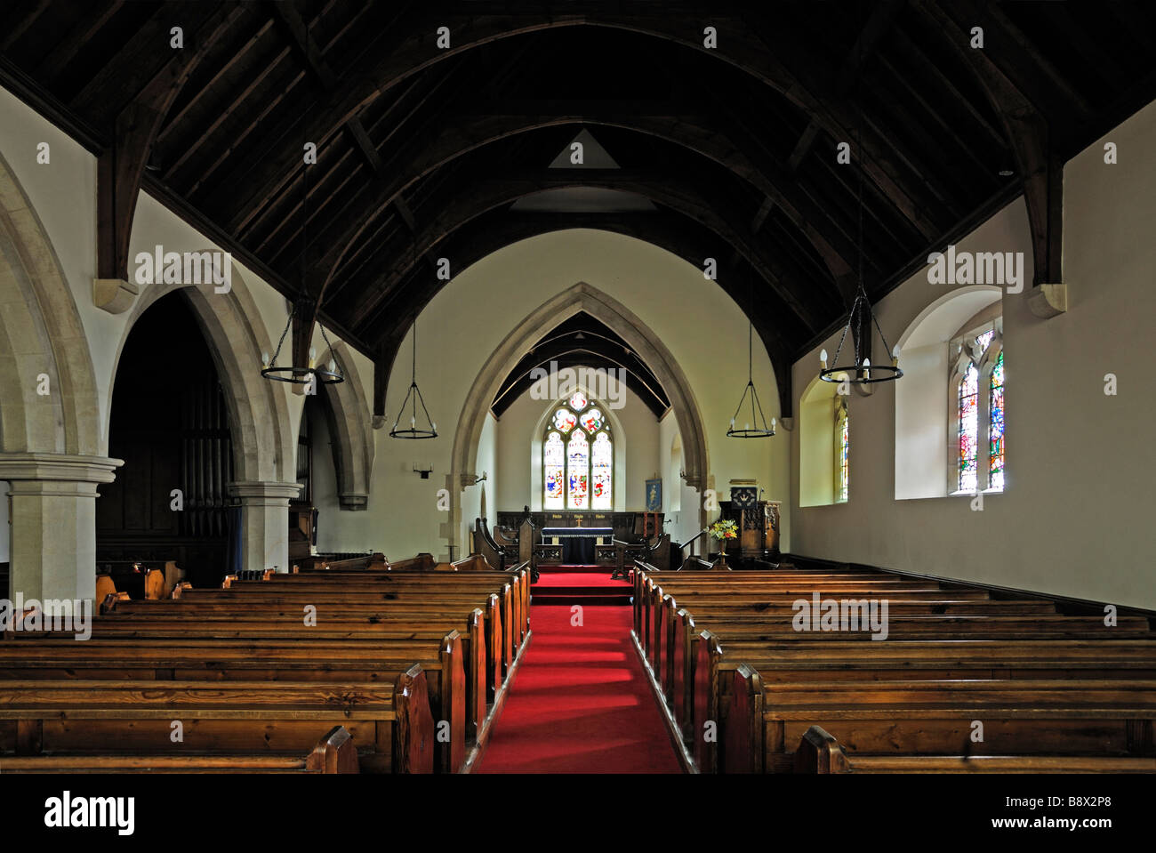 Innen auf der Suche nach Osten. Holy Trinity Church, Kapelle Stile Langdale. Nationalpark Lake District, Cumbria, England, Großbritannien, Europa. Stockfoto