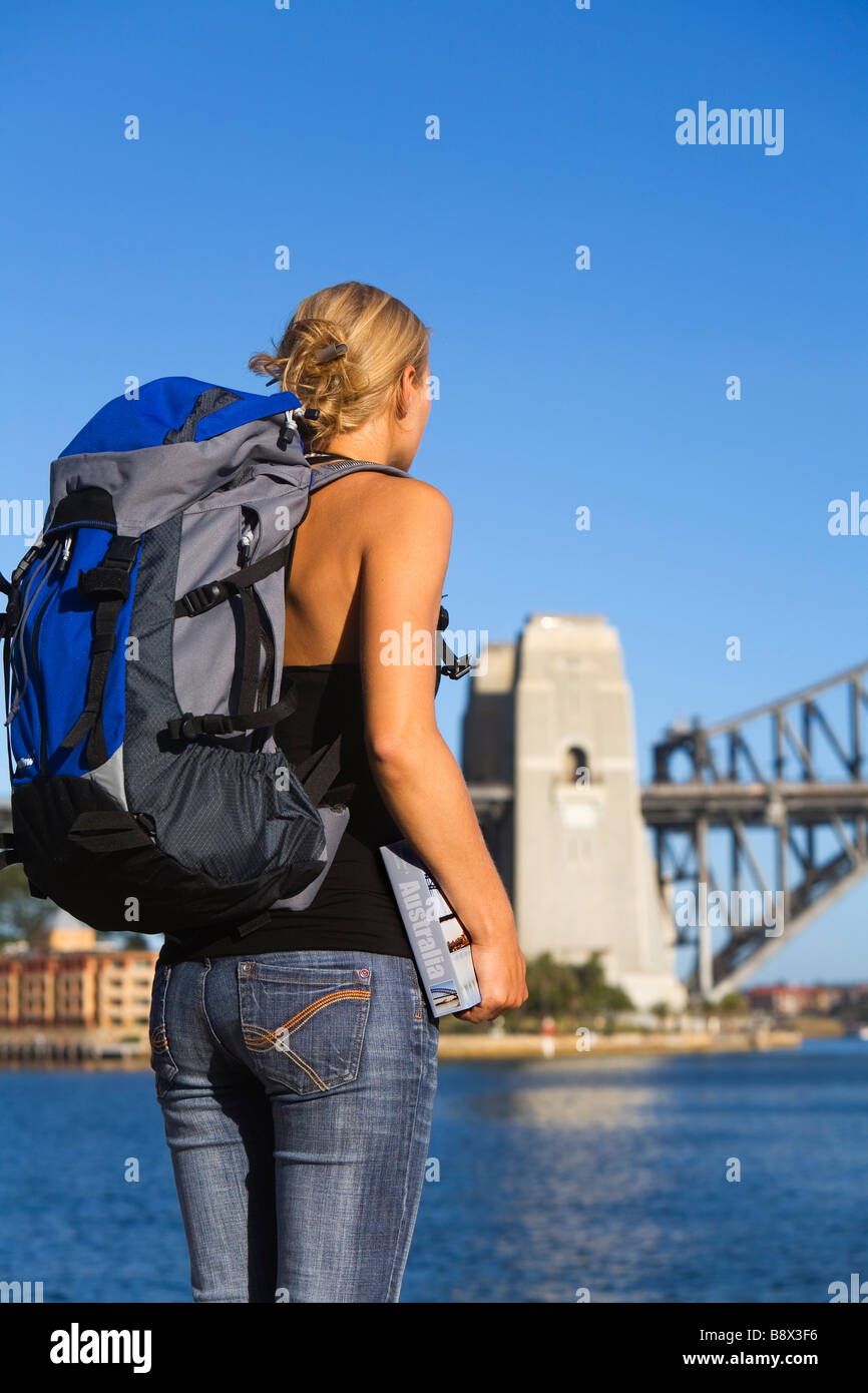 Ein junger Backpacker Reiseführer im Hafen von Sydney.  Sydney, New South Wales, Australien Stockfoto