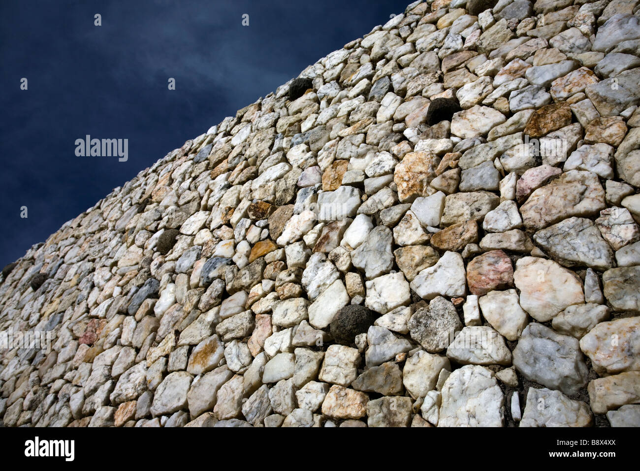 Der rekonstruierte Quarzit Außenwand bei Newgrange County Meath Ireland Stockfoto