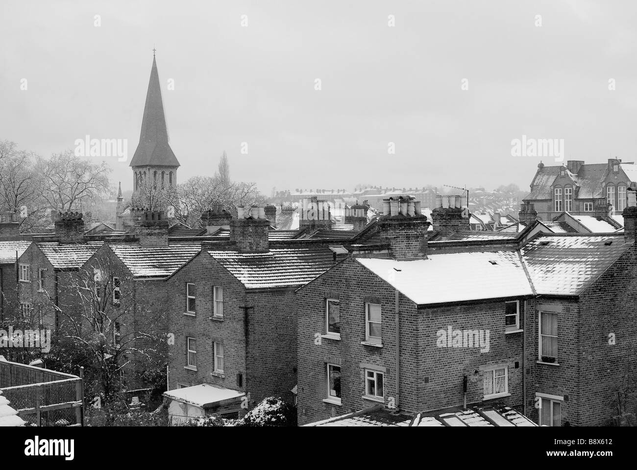 Viktorianische Häuser und Kirchturm der Londoner Vorort von East Dulwich, London, UK, im Winter, mit Schnee auf Dächern Stockfoto