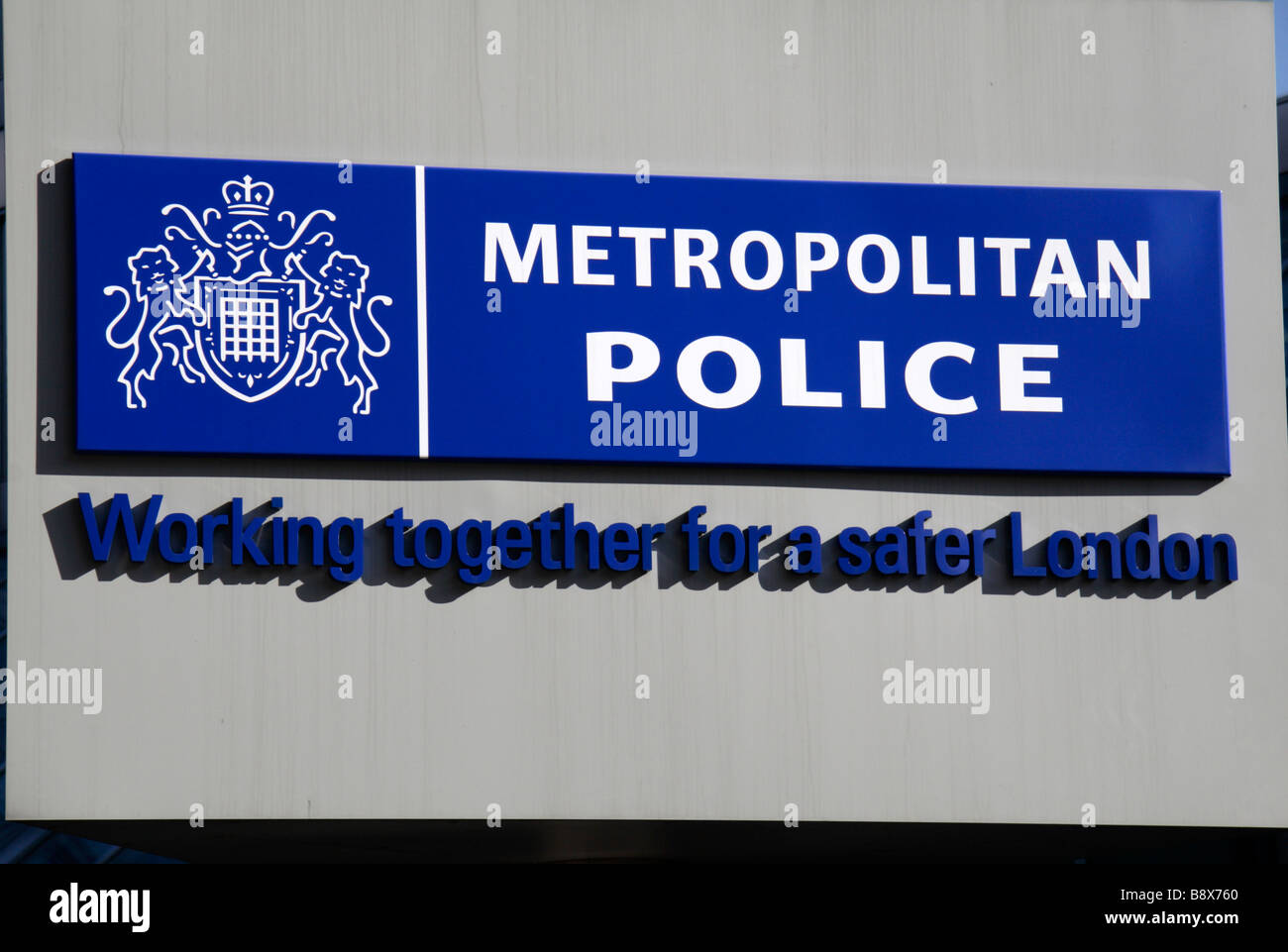 Das berühmte drehbare Schild außerhalb New Scotland Yard, Hauptquartier der Metropolitan Police, London. Stockfoto