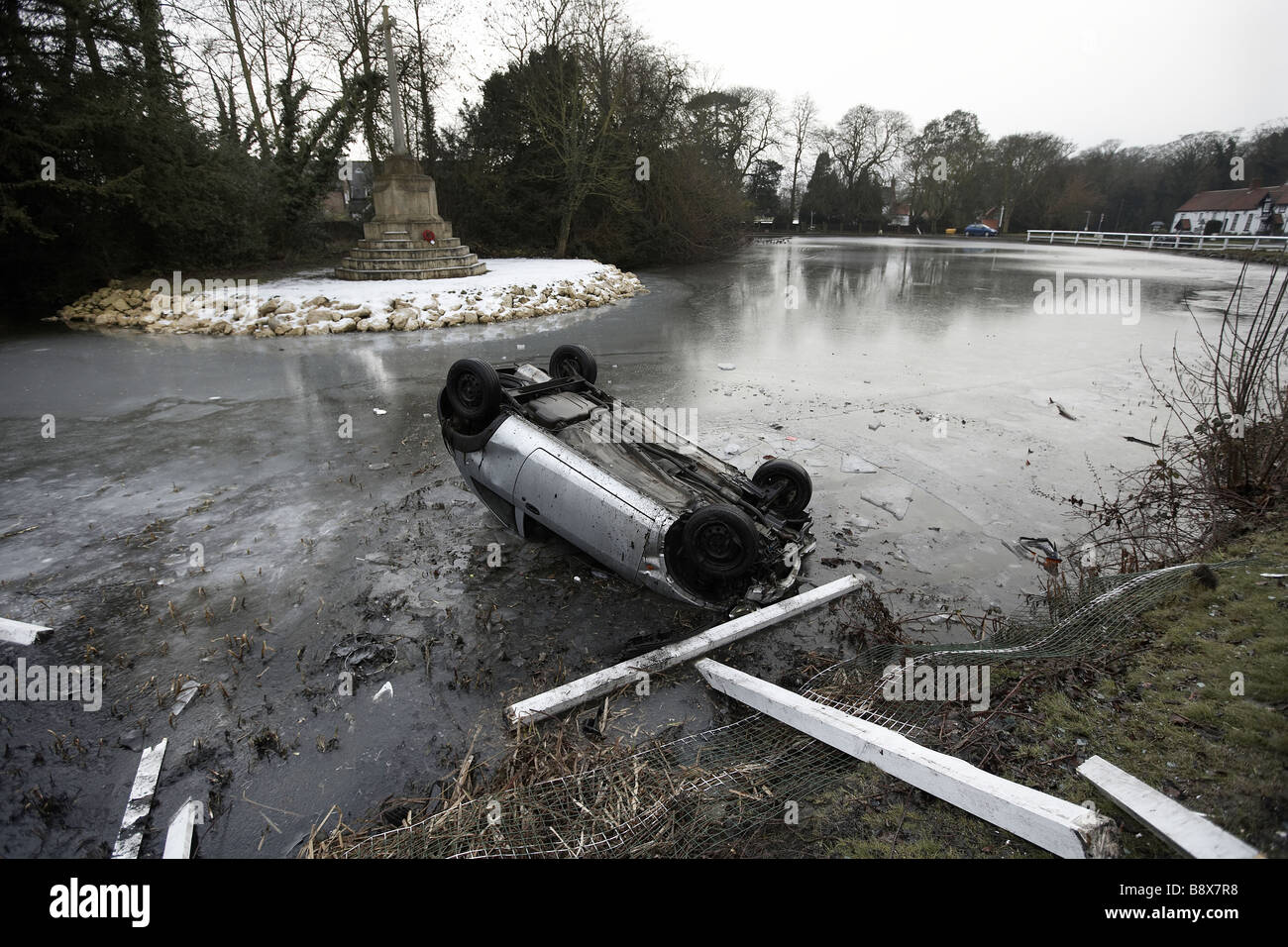 Autounfall im gefrorenen Teich UK Stockfoto