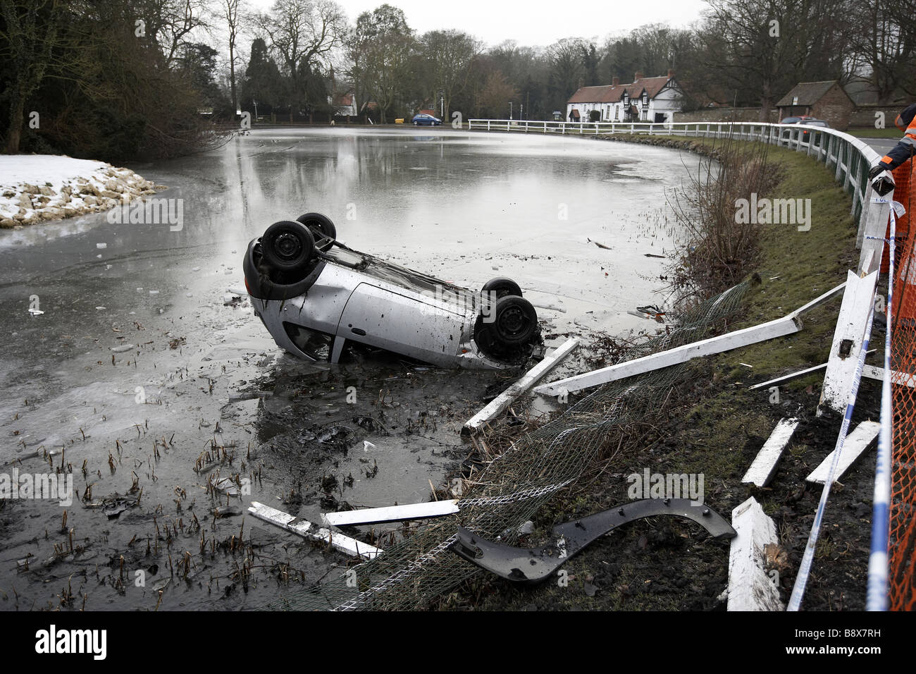 Autounfall im gefrorenen Teich UK Stockfoto