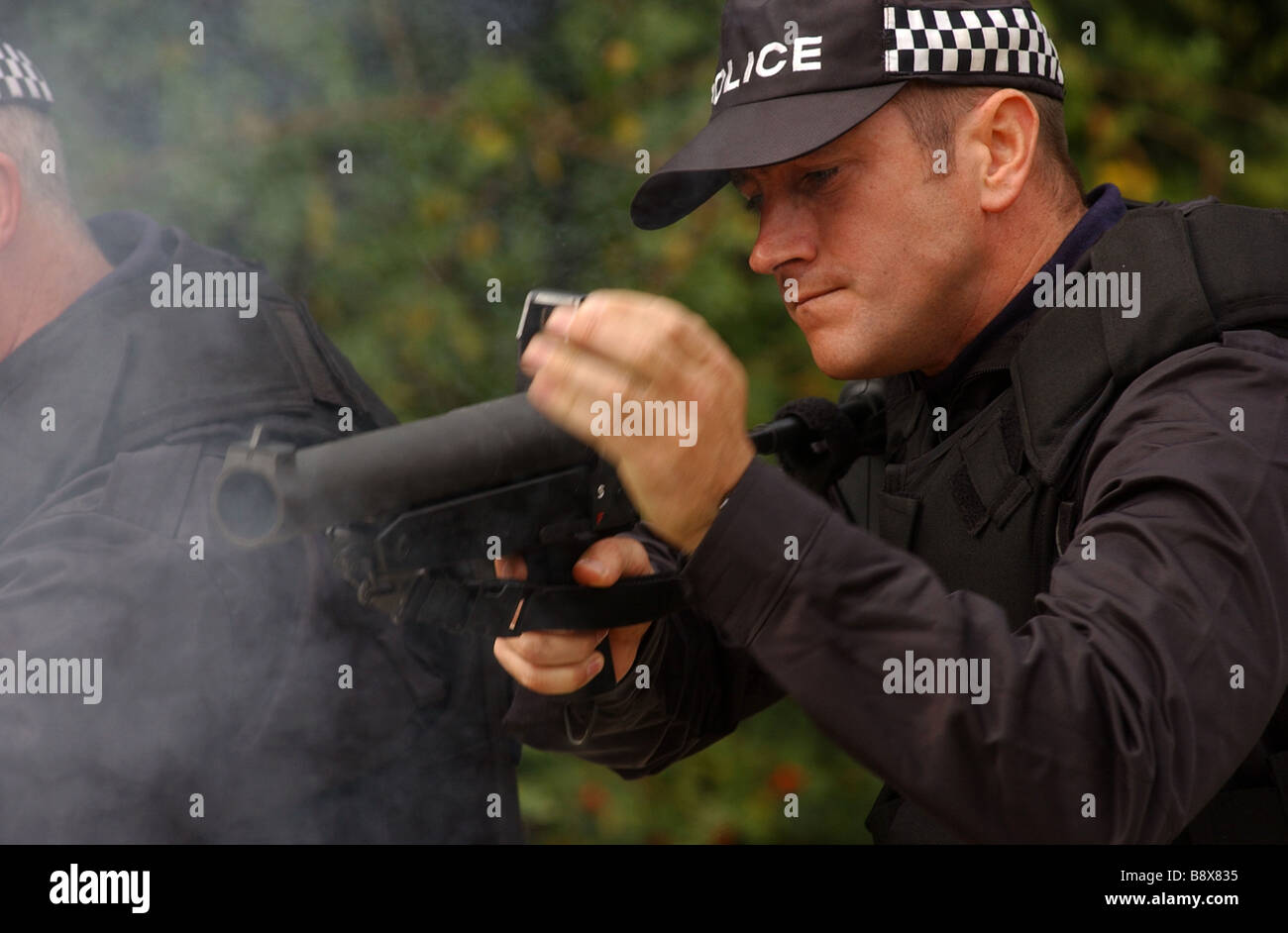 Polizeioffizier demonstriert die Heckler Koch L 104 A 1 Baton Gun Stockfoto