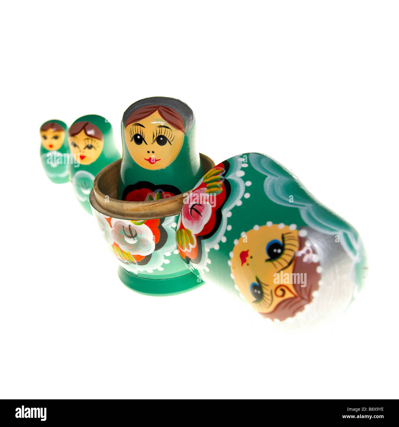 Eine Linie der russischen Puppen auf weißem Hintergrund Stockfoto