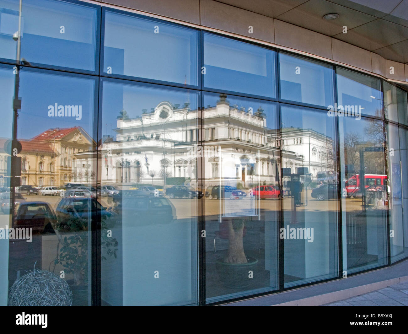 Reflexion der Parlamentsgebäude und Akademie der Wissenschaften in Sofia Bulgaria Stockfoto