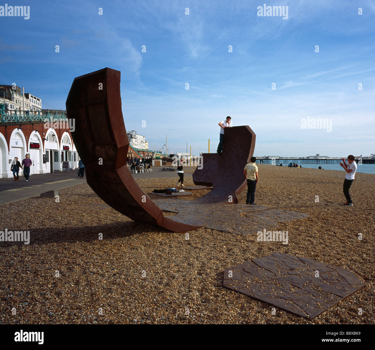 Jugendliche spielen auf einer modernen Kunst Skulptur namens Passacaglia. Strand von Brighton, Sussex, England, UK. Stockfoto