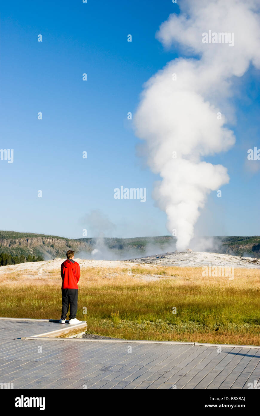 touristischen beobachten, wie alte Fathful Geysir bricht im Yellowstone National Park Stockfoto
