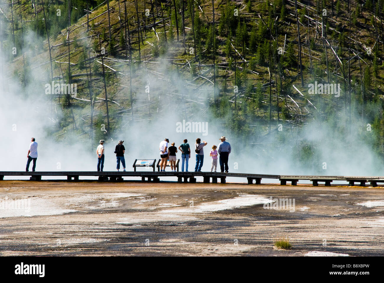 Touristen im Midway Geyser Basin im Yellowstone National Park Stockfoto