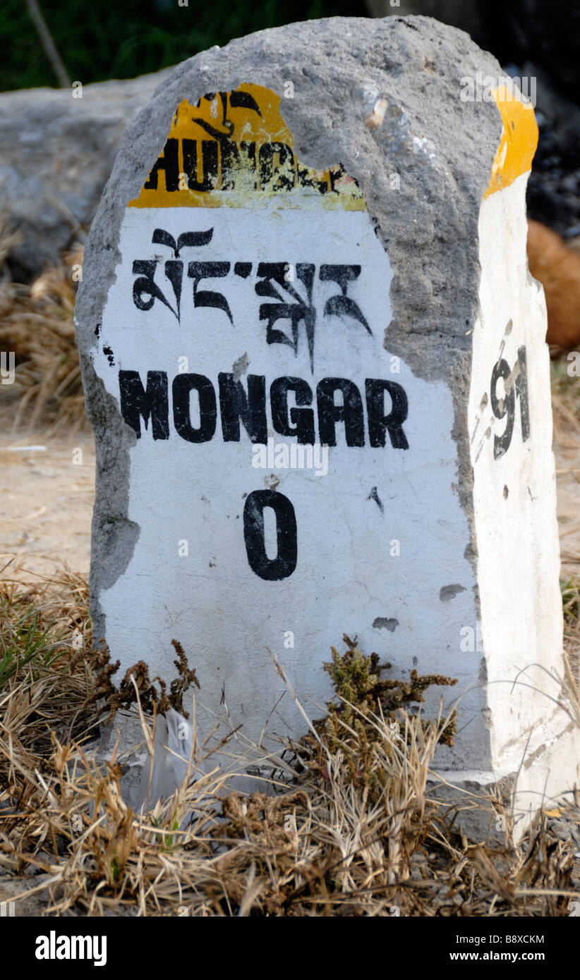 Eine ramponierte weiss lackiert konkrete Meilenstein Sprichwort "Mongar 0'. Stockfoto