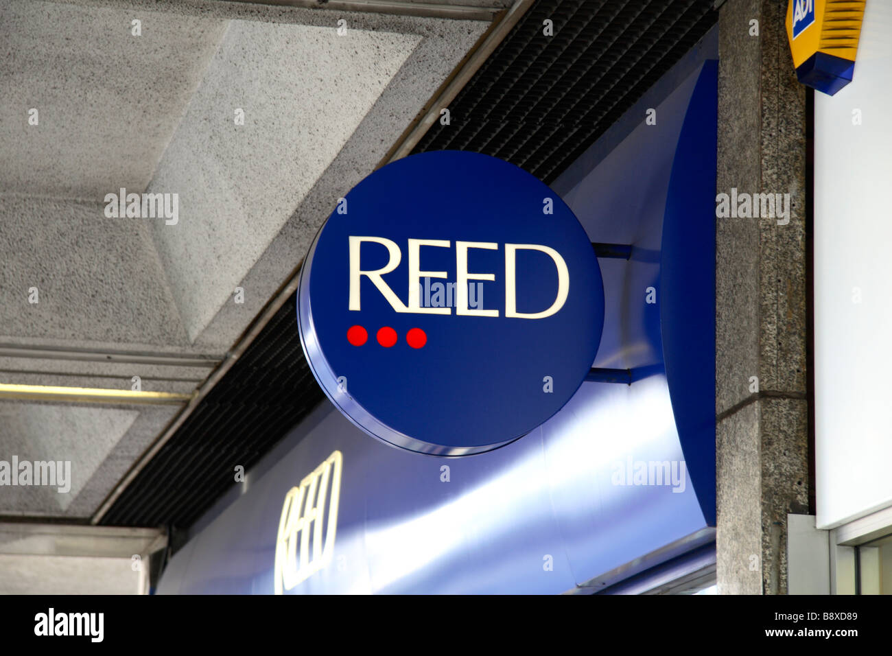 Ein Schild über der Reed-Arbeitsagentur in Victoria, London. Mar 2009 Stockfoto