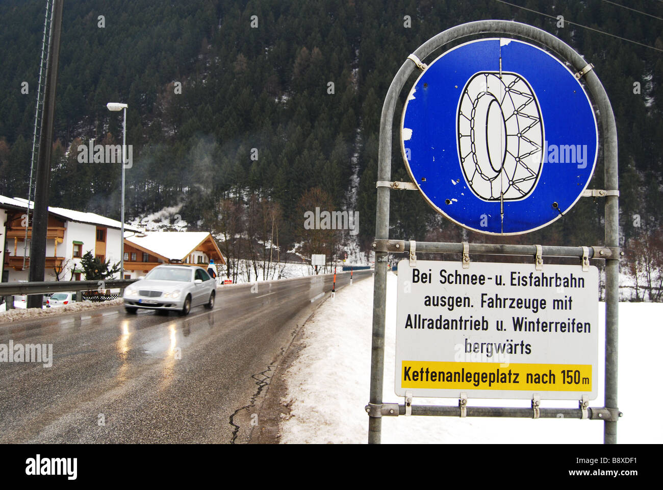 Verkehr zu unterzeichnen, unterwegs Winter Mayrhofen Österreich Stockfoto