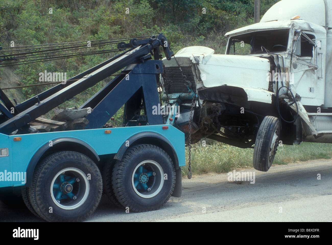 Zerstörten LKW Abschleppen Stockfoto