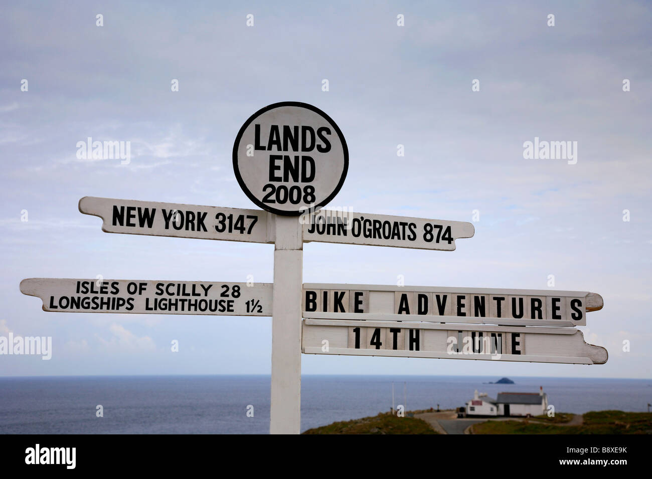 Lands End Post Ausgangspunkt für Lands End John O Grützen Ende Ende Long Distance Zyklus Fahrt Cornwall County England UK Stockfoto