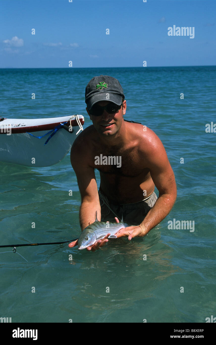 ein Fliegenfischer hält eine Bonefish auf einen abgelegenen See-Kajak-Reise in Belize gefangen Stockfoto