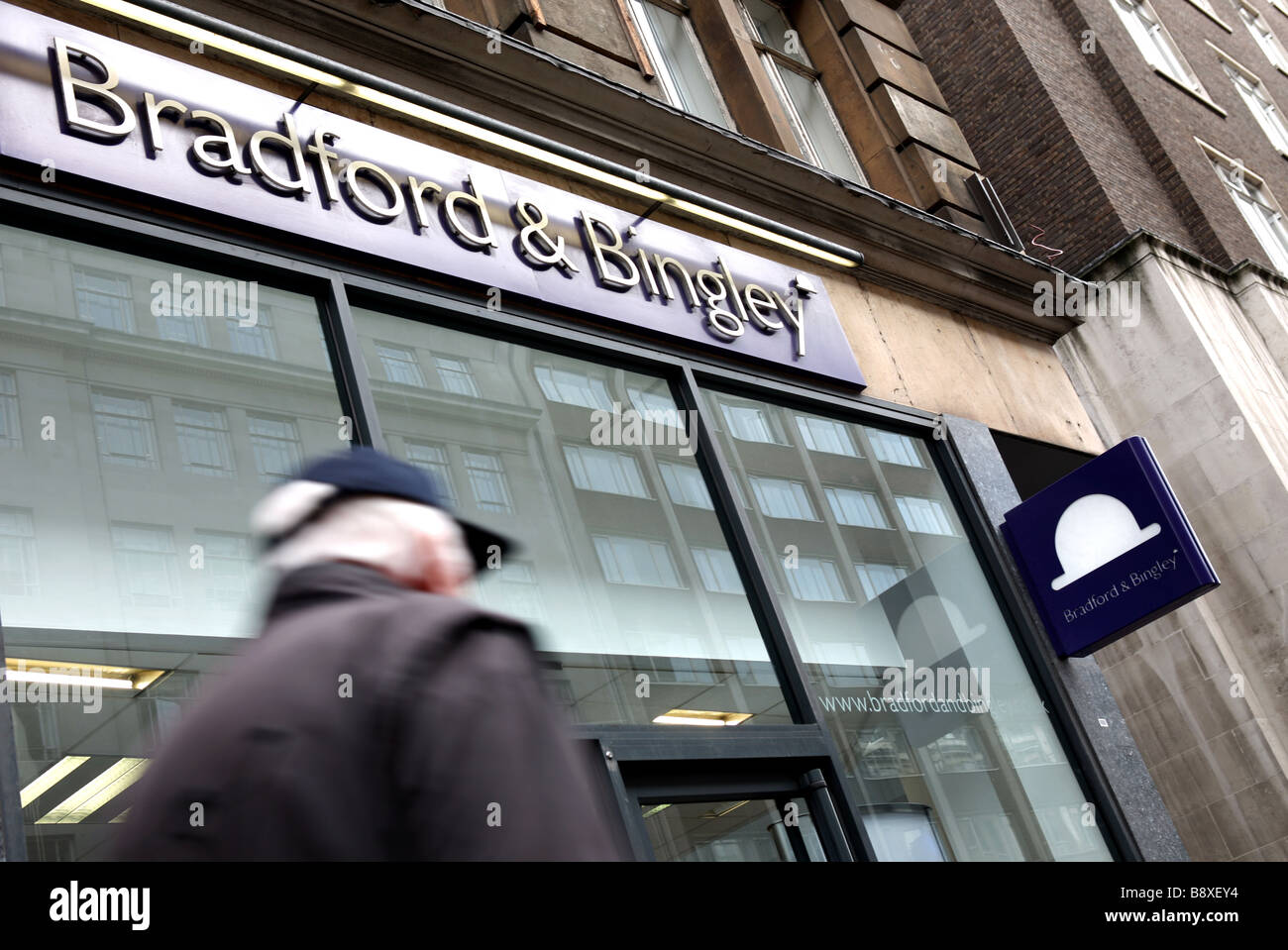 Pendler passieren im Jahr 2009 ein Zweig der Bradford & Bingley in central London, Vereinigtes Königreich. Stockfoto