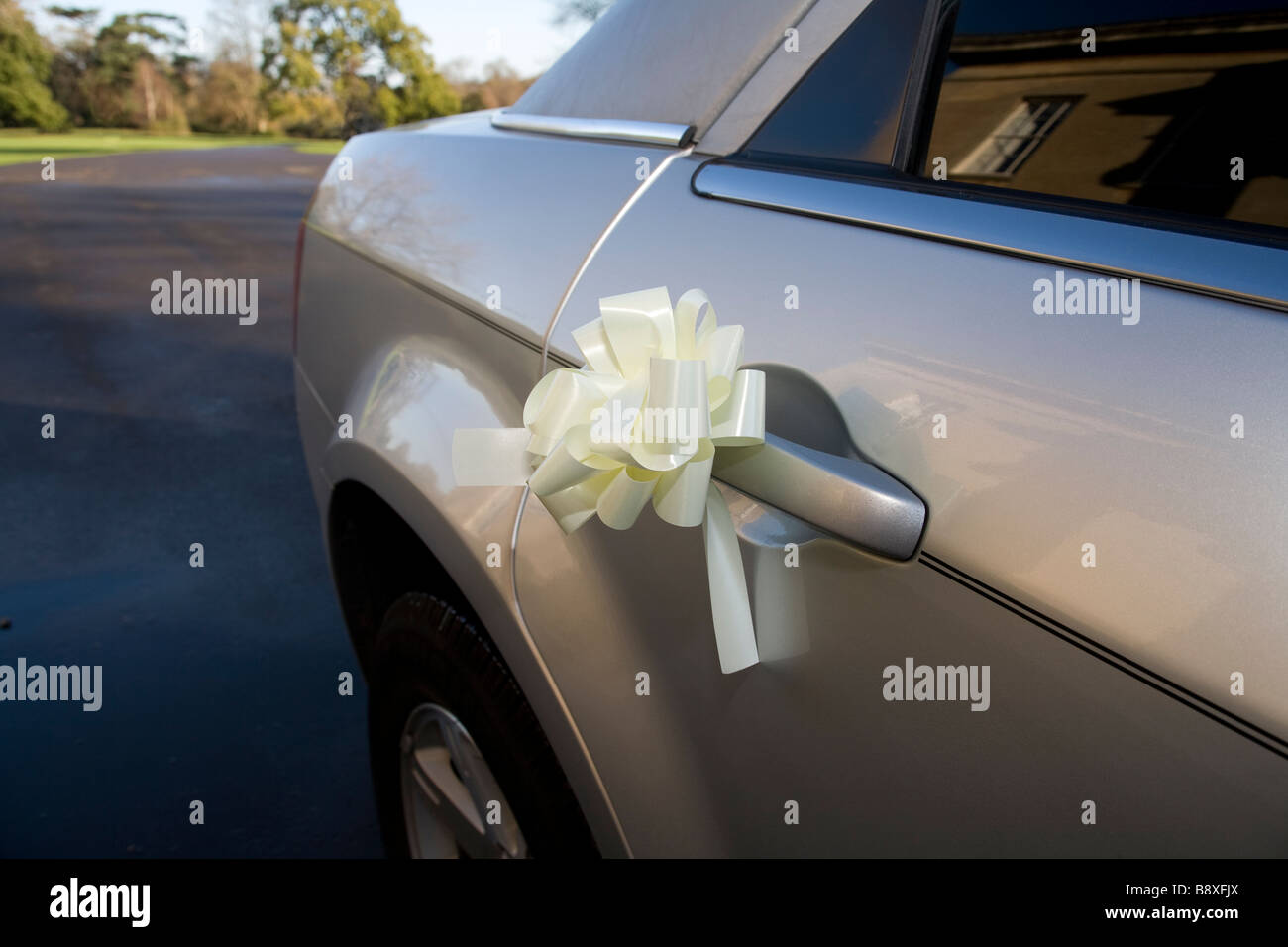 Luxuriöse Limousine mit weißem Band für eine Hochzeitsfeier. Stockfoto