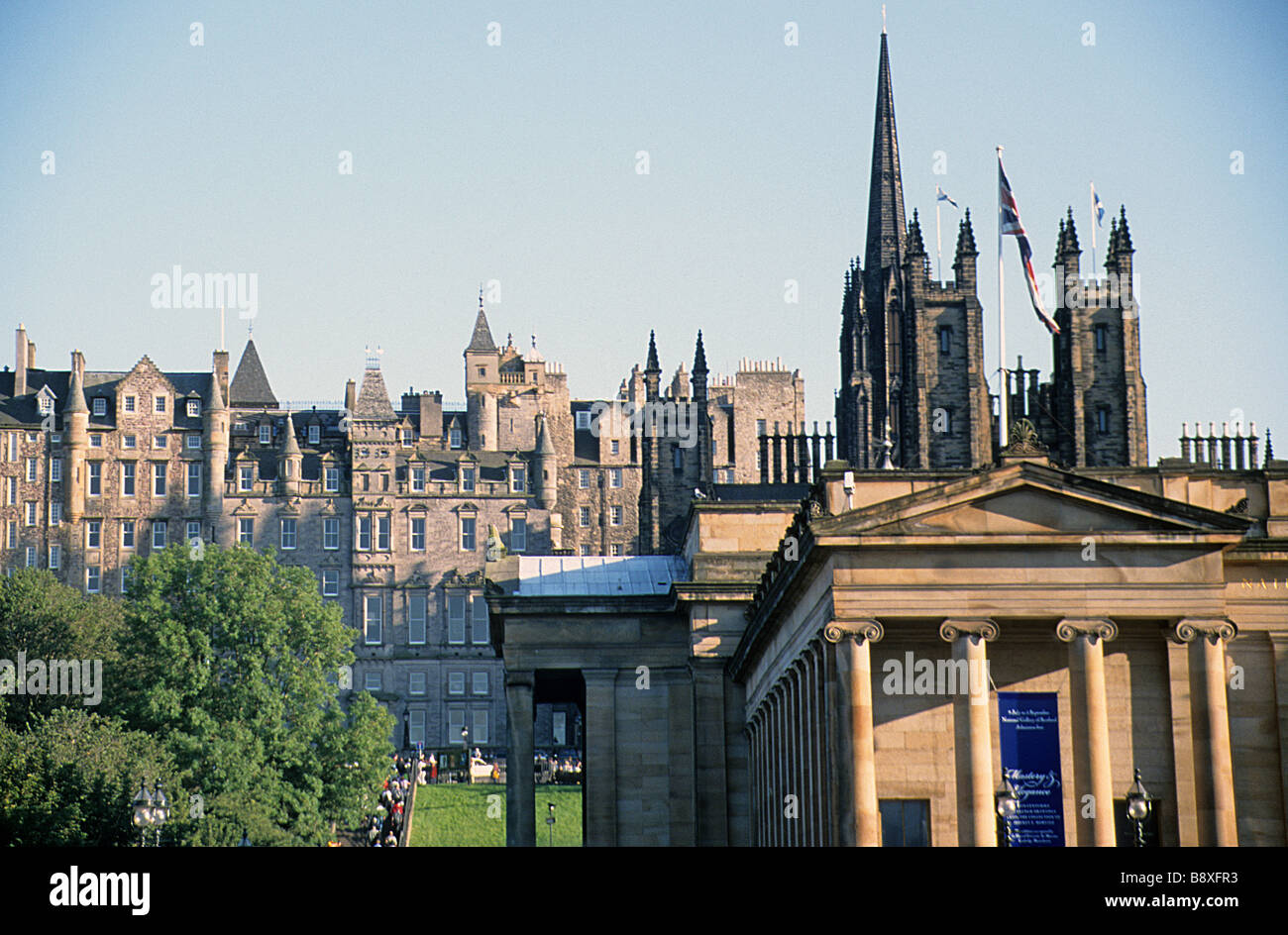 Die National Gallery of Scotland, mit den Twin Towers des New College und Montagehalle & Turm der Zahlstelle (Péage) Kirche. Stockfoto