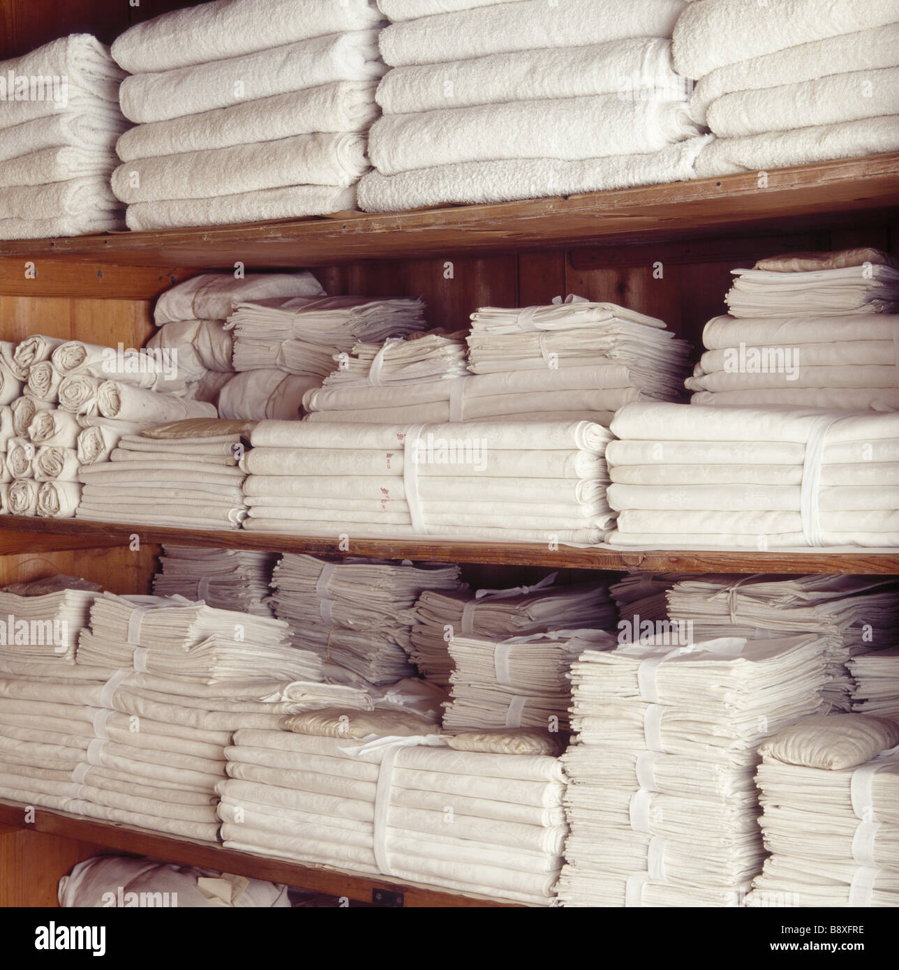 Die Wäsche Schrank öffnen, um Bündel von C18th und vor allem C19th Napery zeigen Stockfoto