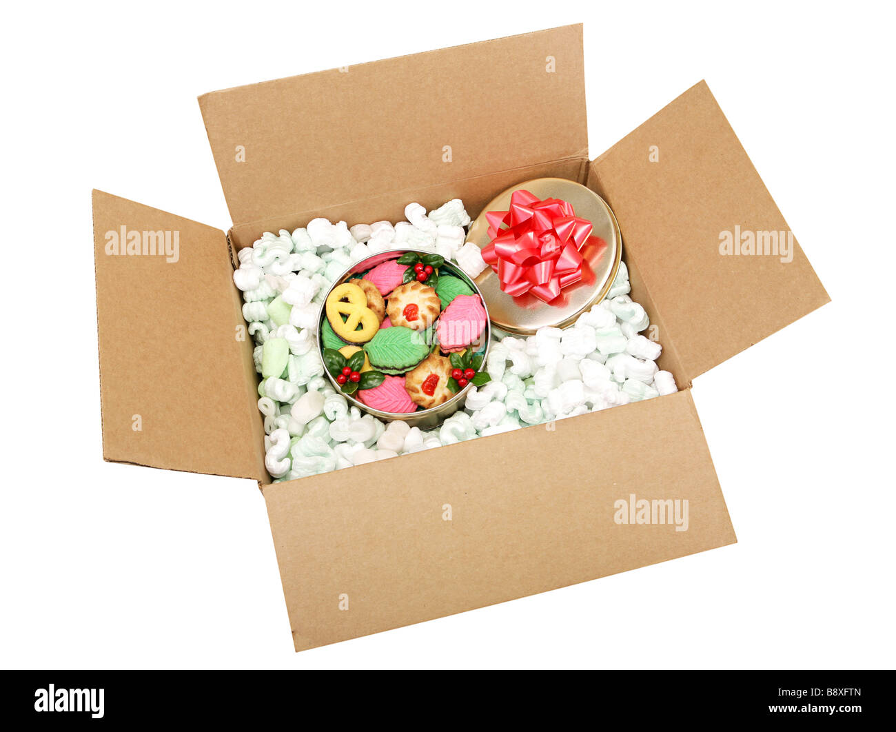 Leckere bunte Urlaub Cookies in einer Box mit Styropor-Erdnüsse isoliert mit Beschneidungspfad umgeben Stockfoto