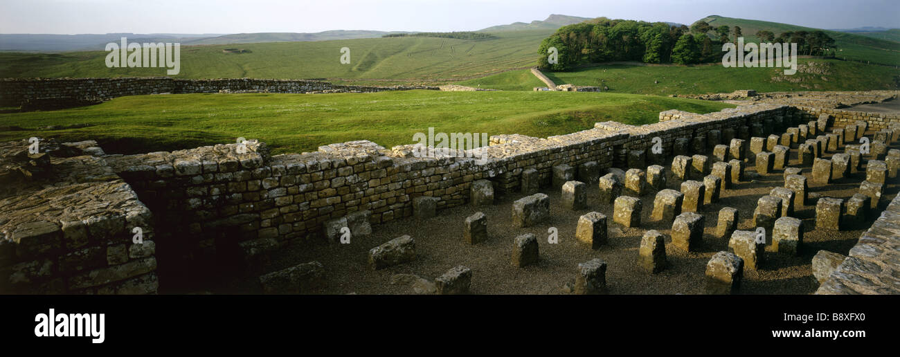 Blick vom Kornspeicher römische Fort Housesteads mit Blick auf Sewingshields Felsen Stockfoto