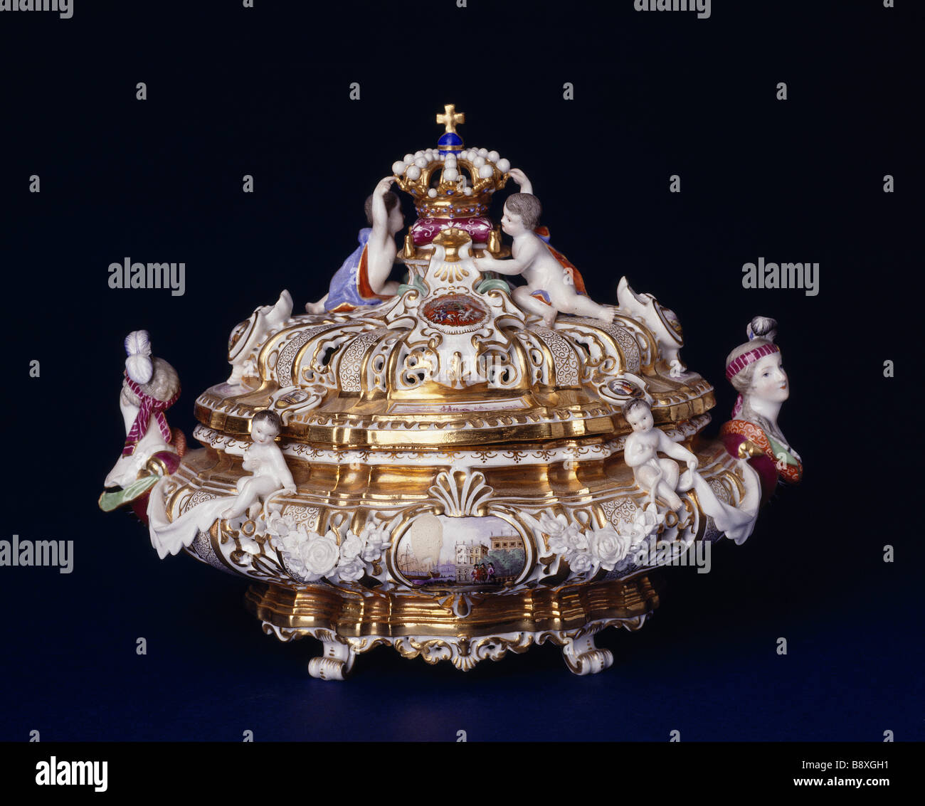 Ovale Schale Meissen und Abdeckung am Hinton Ampner Stockfoto
