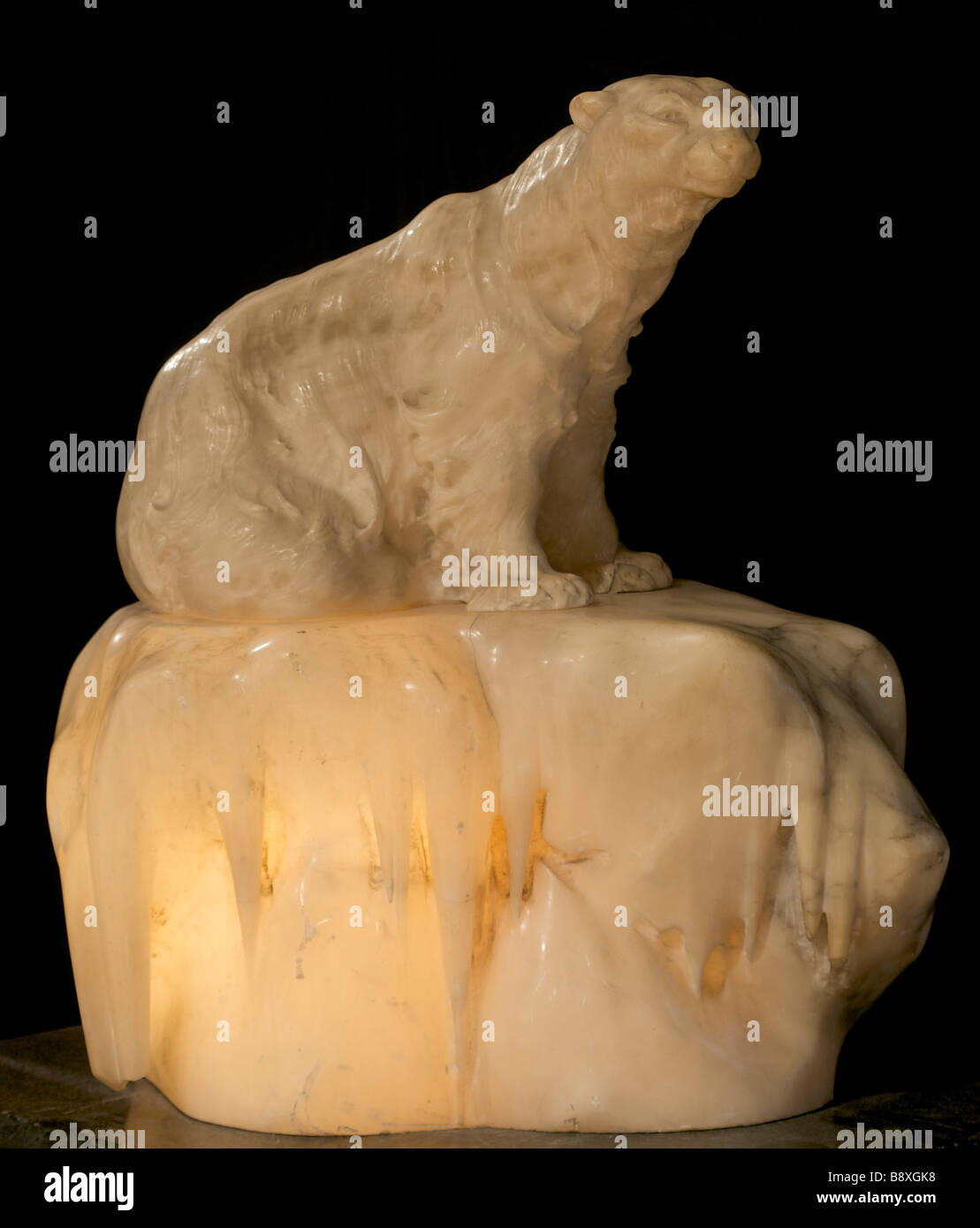 Figürliche Tisch Lampe Eisbär Eisscholle geschnitzt aus Marmor alabaster Stockfoto