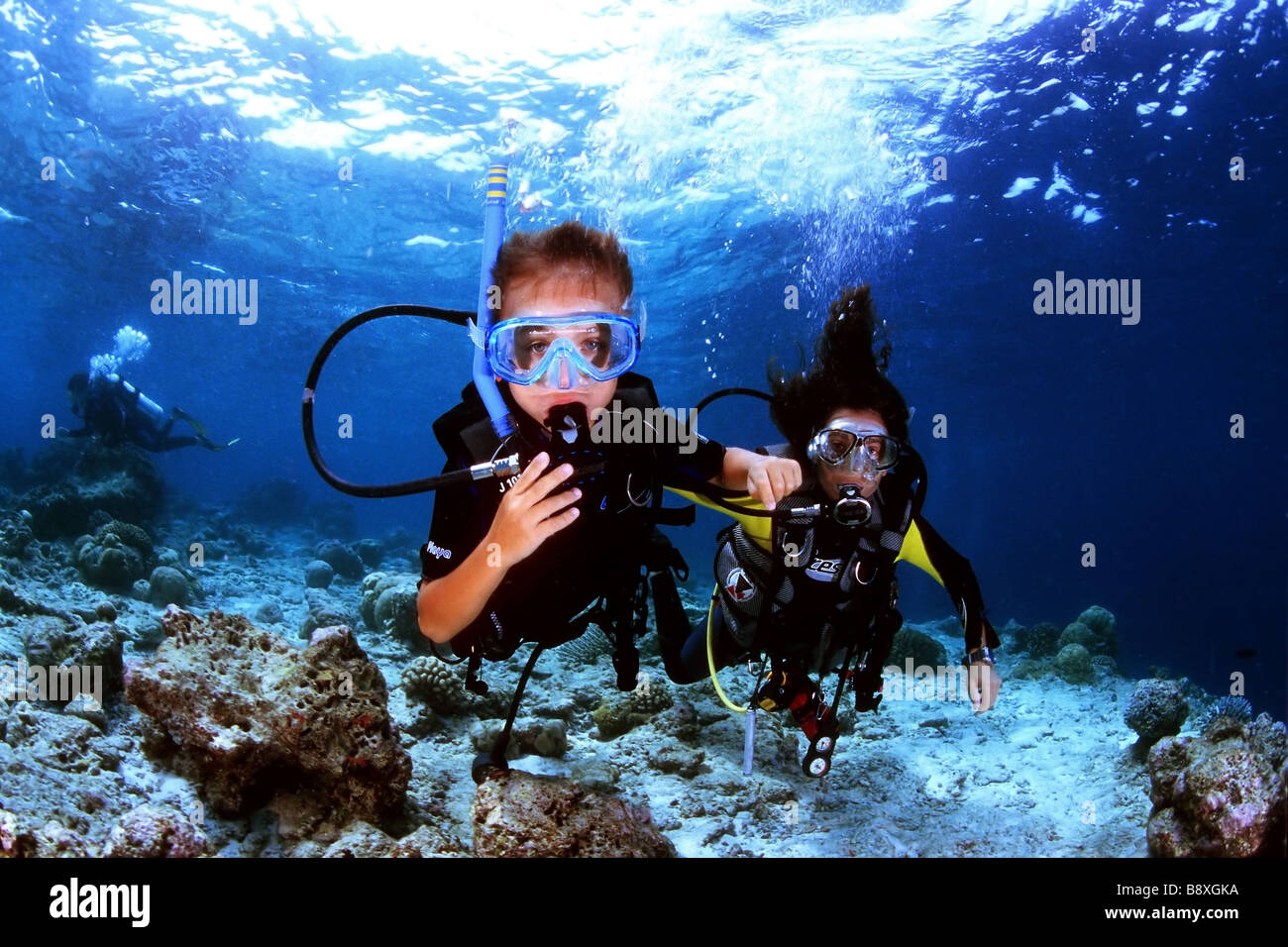 Kinder unter Wasser Stockfoto