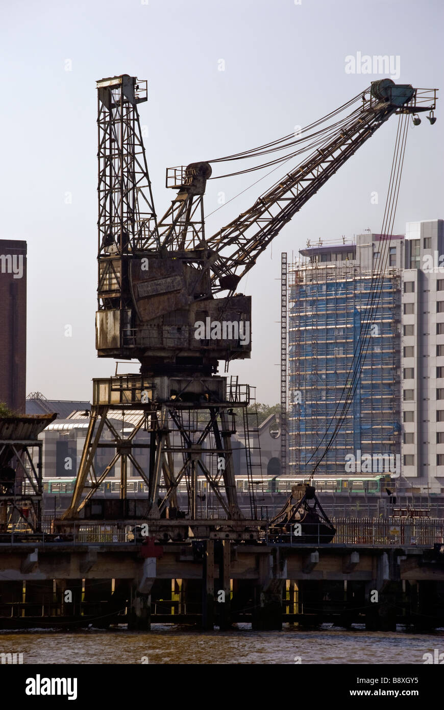 Nicht verwendete einzelne Kran an der Battersea Power Station, London, England, UK Stockfoto