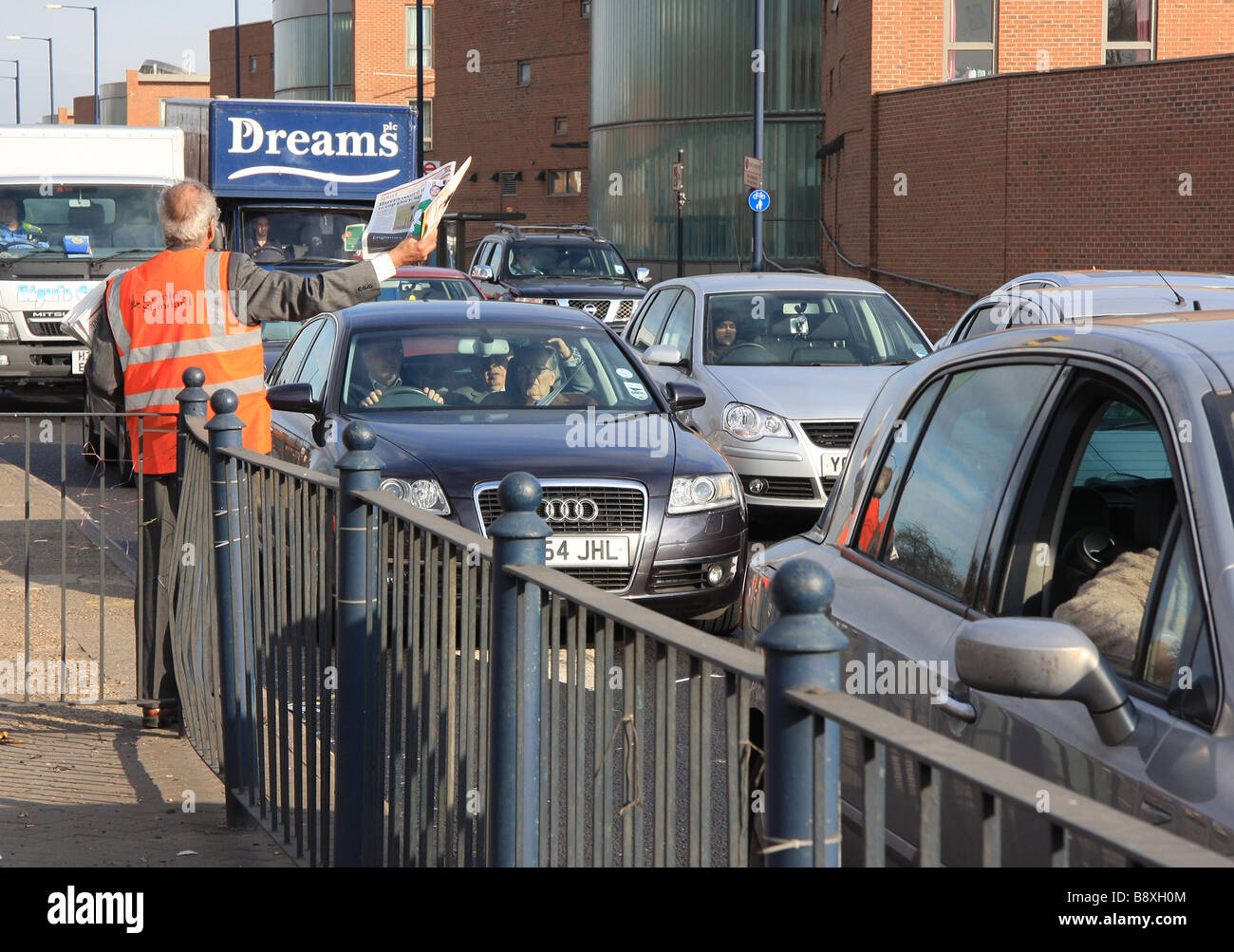 Londoner Zeitung Verkäufer arbeiten im fließenden Verkehr, gefährlichen Job. Stockfoto