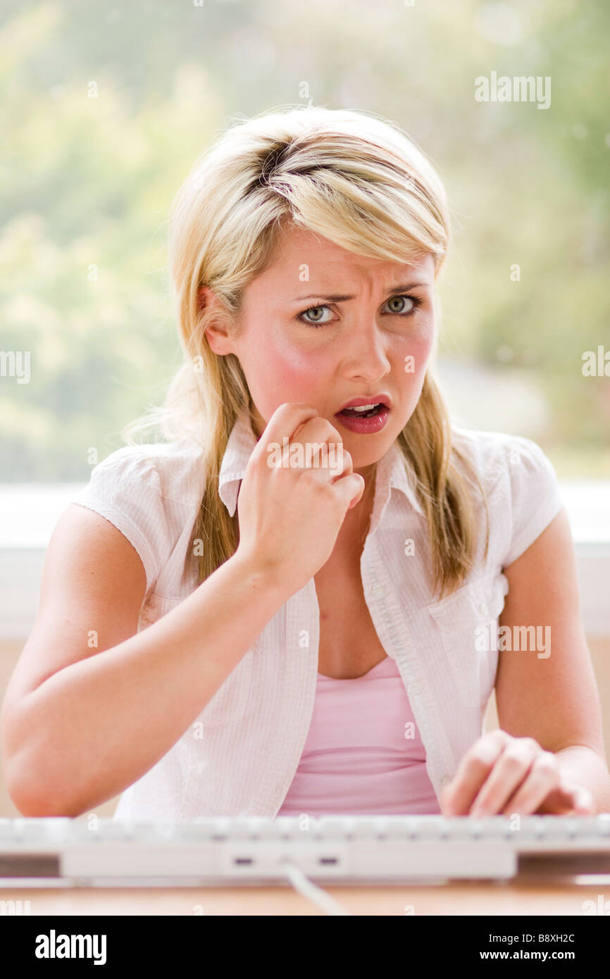 Mädchen auf der Suche schockiert über Online-Chat-Zeile Stockfoto